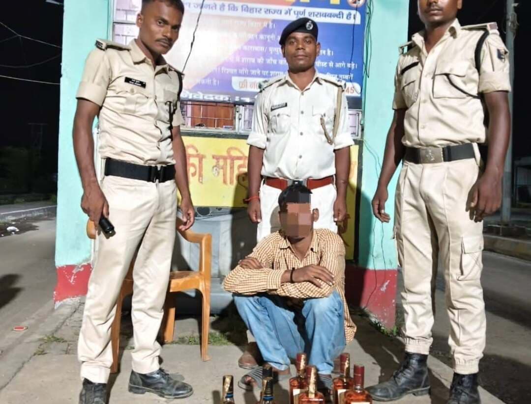 समाहरणालय पूर्णिया,
(जिला जनसंपर्क कार्यालय)
प्रेस विज्ञप्ति:-1247,
दिनांक 31/8/2026,
पूर्णिया में सोमवार को अवैध शराब और गांजे के खिलाफ बड़ी कार्रवाई, कई अभियुक्त गिरफ्तार:-
जिलाधिकारी श्री अंशुल कुमार भा०प्र०से० के निर्देश पर पूर्णिया जिले में अवैध शराब और मादक पदार्थों के निर्माण, बिक्री व तस्करी के विरुद्ध व्यापक सघन जांच एवं छापेमारी अभियान चलाया जा रहा है।
इसी कड़ी में दिनांक 30 अगस्त 2026 को मद्यनिषेध विभाग की अलग-अलग टीमों ने जिले के विभिन्न संवेदनशील इलाकों एवं चेकपोस्टों पर त्वरित कार्रवाई करते हुए भारी मात्रा में अवैध शराब और गांजा जब्त किया है।
कार्रवाई की गई क्रमशः---
* डालखोला चेकपोस्ट: सघन जांच के दौरान लगभग 39 लीटर बीयर के साथ 2 व्यक्तियों को गिरफ्तार किया गया।
इसके अतिरिक्त एक अन्य मामले में 5.250 लीटर विदेशी शराब के साथ 1 अभियुक्त को दबोचा गया।
* गांजा बरामदगी: डालखोला चेकपोस्ट से ही मादक पदार्थों के खिलाफ बड़ी सफलता हासिल करते हुए 3.852 किलोग्राम गांजा जब्त किया गया।
मामले में 1 व्यक्ति को गिरफ्तार कर बरामद गांजे एवं अभियुक्त को आगे की कानूनी कार्रवाई के लिए बायसी थाना को सुपुर्द कर दिया गया है।
* सदर एवं अन्य क्षेत्र:---- 0.540 लीटर विदेशी शराब के साथ 1 अभियुक्त को धारा 30(ए) व 37 के तहत गिरफ्तार किया गया।
वहीं मद्यनिषेध थाना सदर द्वारा मरंगा थाना क्षेत्र में 08.640 लीटर विदेशी शराब जब्त कर फरार अभियुक्त के खिलाफ कानूनी कार्रवाई शुरू कर दी गई है।
* धमदाहा (दुधीभिट्टा, वार्ड-15): मद्यनिषेध थाना धमदाहा की टीम ने छापेमारी कर 4 लीटर देशी चुलाई शराब के साथ 1 व्यक्ति को धारा 30(ए) के तहत गिरफ्तार किया।
साथ ही इसी क्षेत्र से धारा 37 के तहत 2 अन्य व्यक्तियों को भी गिरफ्तार किया गया।
जिला प्रशासन ने स्पष्ट किया है कि जिले में अवैध मादक पदार्थों और शराब की तस्करी को किसी भी कीमत पर बर्दाश्त नहीं किया जाएगा।
सीमावर्ती इलाकों और प्रमुख चेकपोस्टों पर विशेष निगरानी रखी जा रही है तथा संदिग्ध वाहनों एवं व्यक्तियों की जांच का यह अभियान आगे भी सख्ती से जारी रहेगा।