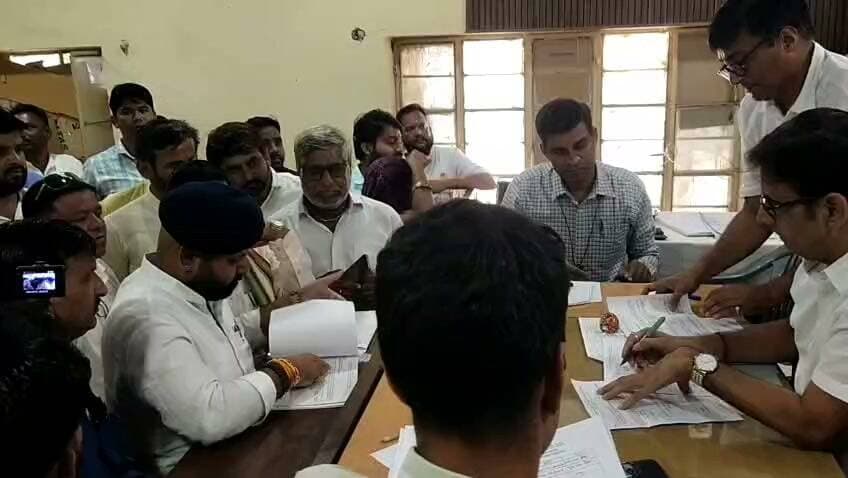 शाहपुरा में नगर पालिका चुनाव का उत्साह चरम पर नामांकन के अंतिम दिन उमड़ी भीड़
शाहपुरा (भीलवाड़ा)-राजेन्द्र खटीक
शाहपुरा-शाहपुरा नगर पालिका के 35 वार्डों में होने वाले आगामी आम चुनाव को लेकर चुनावी सरगर्मियां चरम पर पहुंच गई हैं। नामांकन पत्र दाखिल करने के अंतिम दिन रविवार को निर्वाचन कार्यालय में अभ्यर्थियों और उनके समर्थकों की भारी भीड़ उमड़ पड़ी। दिनभर निर्वाचन कार्यालय परिसर में चुनावी गतिविधियां और समर्थकों की आवाजाही बनी रही।
रिटर्निंग अधिकारी बनवारी सिनसिनवार ने राज्य निर्वाचन आयोग के दिशानिर्देशों एवं आदर्श आचार संहिता की पालना के तहत अभ्यर्थियों के नाम निर्देशन पत्र स्वीकार किए। विभिन्न वार्डों से प्रत्याशियों द्वारा अपने समर्थकों के साथ पहुंचकर नामांकन दाखिल किए गए।
अंतिम दिन तक शाहपुरा नगर पालिका चुनाव के लिए कुल नाम निर्देशन पत्रों की संख्या 250 के पार पहुंच गई, जिससे नगर पालिका चुनाव में विभिन्न वार्डों में रोचक एवं बहुकोणीय मुकाबले होने के संकेत मिल रहे हैं।
नगर पालिका के 35 वार्डों में चुनाव को लेकर प्रत्याशियों और राजनीतिक दलों ने अपनी सक्रियता बढ़ा दी है। नामांकन प्रक्रिया पूर्ण होने के बाद अब लोगों की निगाहें नामांकन पत्रों की जांच और प्रत्याशियों की अंतिम सूची पर टिकी हुई हैं। चुनावी मैदान में बड़ी संख्या में प्रत्याशियों के उतरने से शाहपुरा नगर पालिका का चुनाव इस बार काफी रोचक होने की संभावना है।