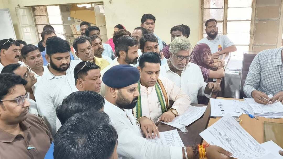 शाहपुरा में नगर पालिका चुनाव का उत्साह चरम पर नामांकन के अंतिम दिन उमड़ी भीड़
शाहपुरा (भीलवाड़ा)-राजेन्द्र खटीक
शाहपुरा-शाहपुरा नगर पालिका के 35 वार्डों में होने वाले आगामी आम चुनाव को लेकर चुनावी सरगर्मियां चरम पर पहुंच गई हैं। नामांकन पत्र दाखिल करने के अंतिम दिन रविवार को निर्वाचन कार्यालय में अभ्यर्थियों और उनके समर्थकों की भारी भीड़ उमड़ पड़ी। दिनभर निर्वाचन कार्यालय परिसर में चुनावी गतिविधियां और समर्थकों की आवाजाही बनी रही।
रिटर्निंग अधिकारी बनवारी सिनसिनवार ने राज्य निर्वाचन आयोग के दिशानिर्देशों एवं आदर्श आचार संहिता की पालना के तहत अभ्यर्थियों के नाम निर्देशन पत्र स्वीकार किए। विभिन्न वार्डों से प्रत्याशियों द्वारा अपने समर्थकों के साथ पहुंचकर नामांकन दाखिल किए गए।
अंतिम दिन तक शाहपुरा नगर पालिका चुनाव के लिए कुल नाम निर्देशन पत्रों की संख्या 250 के पार पहुंच गई, जिससे नगर पालिका चुनाव में विभिन्न वार्डों में रोचक एवं बहुकोणीय मुकाबले होने के संकेत मिल रहे हैं।
नगर पालिका के 35 वार्डों में चुनाव को लेकर प्रत्याशियों और राजनीतिक दलों ने अपनी सक्रियता बढ़ा दी है। नामांकन प्रक्रिया पूर्ण होने के बाद अब लोगों की निगाहें नामांकन पत्रों की जांच और प्रत्याशियों की अंतिम सूची पर टिकी हुई हैं। चुनावी मैदान में बड़ी संख्या में प्रत्याशियों के उतरने से शाहपुरा नगर पालिका का चुनाव इस बार काफी रोचक होने की संभावना है।