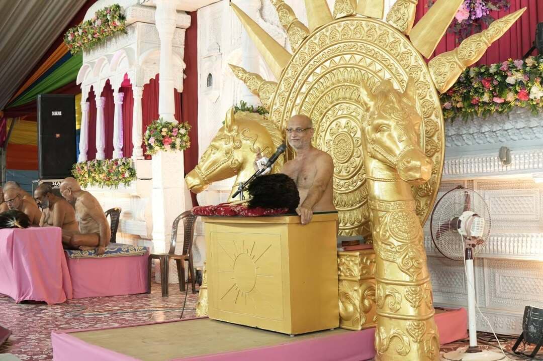 *श्रद्धा और चरित्र हमारे जीवन का आधार इसलिए कायम रखे अपनी श्रेष्ठता- आचार्य पुलकसागर महाराज*
*आचार्य पुलकसागर ने सूर्यमहल में दिया दैनिक चातुर्मासिक धर्म संदेश*
भीलवाड़ा:निलेश कांठेड़ ( वरिष्ठ पत्रकार ), 31 अगस्त मोह ओर योग हमारी आत्मा के परिस्पंदन यानि श्रद्धा एवं चरित्र पर असर डालते है। इनसे प्रभावित नहीं हुए तो यह हमारे चरित्र व श्रद्धा को भी प्रभावित नहीं कर पाएंगे। आपके जीवन में चरित्र व श्रद्धा का भाव उत्तम बनने से जीवन में विशुद्धि की अभिवृद्धि होने से गुणस्थान भी उपर बढ़ता जाएगा। श्रद्धा ओर चरित्र ही हमारे जीवन का आधार है इसलिए सदा इनकी श्रेष्ठता कायम रहे ऐसा लक्ष्य बनाए रखे। ये विचार श्री पार्श्वनाथ दिगम्बर जैन मंदिर ट्रस्ट, मैन सेक्टर शास्त्रीनगर के तत्वावधान में सकल दिगम्बर जैन समाज की ओर से भीलवाड़ा में पहली बार चातुर्मास कर रहे राष्ट्र संत मनोज्ञाचार्य पुलकसागरजी महाराज ने शास्त्रीनगर स्थित सूर्यमहल में सोमवार को चातुर्मासिक प्रवचन में व्यक्त किए।
उन्होंने कहा कि भक्त बनने के लिए प्रभु की भक्ति नहीं करते बल्कि ये कामना करते है कि उनमें जो श्रेष्ठ गुण है वह हमारे अंदर भी आए। हम भगवान बनने की कामना से प्रभु चरणों में स्वयं को समर्पित करते है। हम सिर्फ सामान्य भक्ति नहीं करना चाहते अपितु भक्ति का प्रयोजन यह होता है कि इसके माध्यम से हमारे में भगवत्ता प्रकट हो। सच्चे मन से परमात्मा के आर्दशों व गुणों को आत्मसात करने पर हम भी उनके जैसा बन सकते है। हमे दिखावे का नहीं बल्कि कर्मो से प्रभु का भक्त बनना होगा। जो सच्चा प्रभु उपासक होता है उसके कर्म ओर आचरण भी प्रेरणादायी ओर अनुकरणीय होते है।
आचार्यश्री ने कहा कि अब 16 से 26 सितम्बर तक मनाए जाने वाले पर्युषण महापर्व की तैयारी करनी है। इस दौरान धार्मिक शिविर का आयोजन होगा जिसमें अधिकाधिक संख्या में भाग लेने की भावना रखे। श्री पुलकसागर चातुर्मास समिति के अध्यक्ष प्रवीण चौधरी ने बताया कि शुरू में दीप प्रज्वलन,पाद प्रक्षालन एवं शास्त्र भेंट का सौभाग्य बसंतीलाल,सुशील, अनिल एवं अभिषेक सोनी परिवार ने प्राप्त किया। चातुर्मास समिति के संयोजक मनीष शाह एवं सह संयोजक लोकेश अजमेरा ने बताया कि प्रतिदिन चातुर्मासिक प्रवचन सुबह 8.30 से 10 बजे तक सूर्यमहल में हो रहे है। शाम 7 से 8 बजे तक आनंद यात्रा एवं आरती का आयोजन किया जा रहा है जिसमें भी शहर के विभिन्न क्षेत्रों से श्रद्धालु शामिल होकर लाभ प्राप्त कर रहे है।