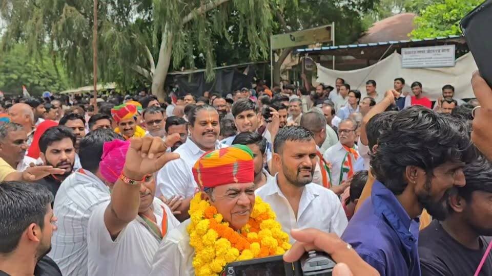 बाड़मेर कांग्रेस के वार्ड संख्या 19 व अन्य वार्डो के प्रत्याशियों ने भरा अपना नामांकन।
Mewaram Jain Harish Chaudhary Laxman Singh Godara Ummeda Ram Beniwal Govind Singh Dotasra