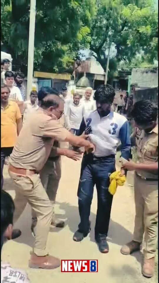 दरोगा साहब का इस तरह से अपराधी को पकड़ना गले से नहीं उतर रहा,, गजब की नौटंकी है,,,
UP Police Bahraich Police
