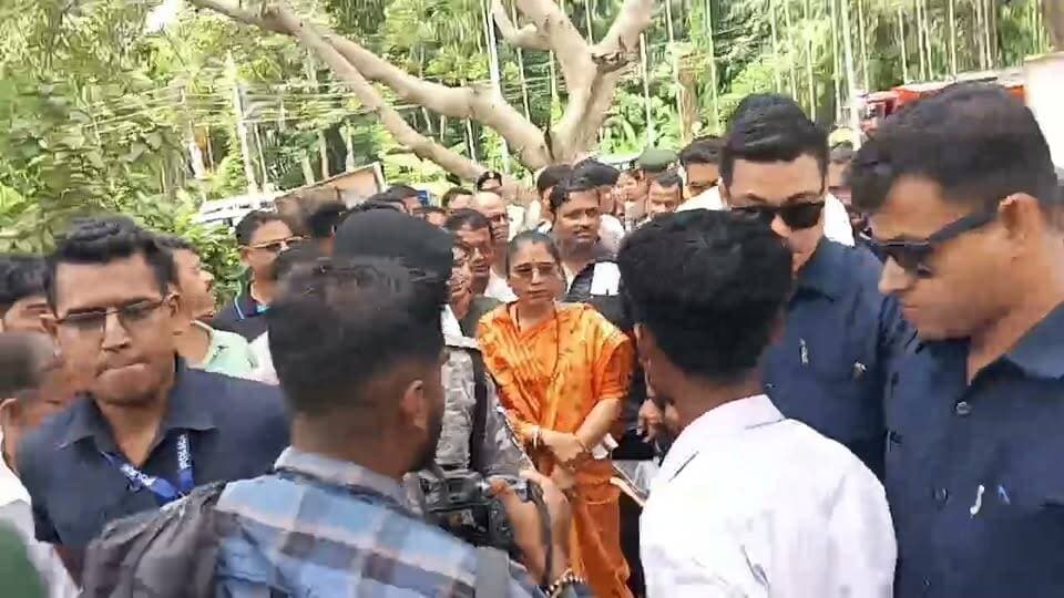 ছাত্রছাত্রীদের সাথে মতবিনিময়েও রাজনৈতিক নেতাদের ভিড়! উদয়পুর জামজুড়ি এইচএস স্কুল প্রাঙ্গণে অনুষ্ঠানে সাংসদ বিপ্লব কুমার দেব উপস্থিত! রাজনৈতিক নেতাদের দৌলতে ছাত্রছাত্রীরা কাছে যেতে পারছে না বিপ্লব দেবের!