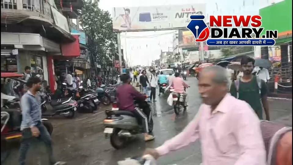 झुमरी तिलैया शहर में बढ़ती यातायात अव्यवस्था के बीच नगर परिषद अध्यक्ष रमेश सरदार सोमवार को खुद सड़क पर उतरे। झंडा चौक पर कई घंटे खड़े रहकर उन्होंने यातायात नियंत्रित किया और सड़क पर बेतरतीब खड़े टोटो को हटवाया। लगातार लग रहे जाम से परेशान लोगों को राहत दिलाने के लिए उन्होंने वाहन चालकों को निर्धारित स्थान पर वाहन लगाने की हिदायत दी।