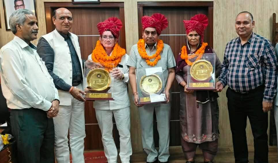शिक्षा बोर्ड के 03 अधिकारियों व 01 कर्मचारी को दी भावभीनी विदाई, अध्यक्ष ने किया सम्मान
भिवानी, 31 अगस्त, 2026 : हरियाणा विद्यालय शिक्षा बोर्ड, भिवानी में आज सेवानिवृत्ति समारोह का आयोजन किया गया। शिक्षा बोर्ड अध्यक्ष श्री शंकर लाल धूपड़ ने सेवानिवृत्त हुए तीन अधिकारियों व एक कर्मचारी को स्मृति-चिह्न एवं उपहार भेंट कर उनके उत्तम स्वास्थ्य, सुखद एवं उज्ज्वल भविष्य की शुभकामनाएं दीं। इस अवसर पर सेवानिवृत हुए अधिकारियों/कर्मचारी के परिजन, बोर्ड के वरिष्ठ अधिकारी/कर्मचारी उपस्थित रहे।
श्री धूपड़ ने कहा कि सेवानिवृत्त हुए अधिकारियों ने अपने लंबे सेवाकाल के दौरान कर्तव्यनिष्ठा, ईमानदारी और लगन के साथ कार्य करते हुए बोर्ड की प्रगति एवं संस्था के विकास में महत्वपूर्ण योगदान दिया है। उनके अनुभव, कार्य के प्रति समर्पण तथा सेवाभाव को सदैव याद रखा जाएगा।
बोर्ड अध्यक्ष ने बताया कि सन्तोष नरवाल, सहायक सचिव 37 वर्ष 02 महीने 13 दिन, श्री राम कुमार, सहायक सचिव 37 वर्ष 10 महीने व श्री दलीप कुमार, अधीक्षक 31 वर्ष 23 दिन एवं श्रीमती राम रति, पैकर 21 वर्ष 10 महीने 12 दिन तक अपनी उल्लेखनीय सेवाएं प्रदान करने के उपरांत आज सेवानिवृत्त हुए हैं।
इसके अतिरिक्त ऑफिसर एसोसिएशन हरियाणा विद्यालय शिक्षा बोर्ड, भिवानी द्वारा भी सेवानिवृत्त हुए अधिकारियों के सम्मान में एक विदाई समारोह का आयोजन किया गया। सेवानिवृत हुए अधिकारियों को एसोसिएशन द्वारा स्मृति चिह्न देकर सम्मानित किया। विदाई समारोह का आयोजन उप-सचिव श्री ओपी निम्बीवाल की अध्यक्षता में किया गया। महासचिव श्री विजेन्द्र पांचाल ने ऑफिसर एसोसिएशन के प्रधान श्री रामकुमार व अन्य सेवानिवृत हुए अधिकारियों के कार्यो की सराहना करते हुए उनकी दीर्घ आयु व सुखमय जीवन की भी कामना की।