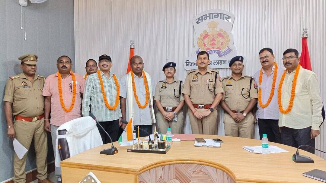 पुलिस सेवा से सेवानिवृत्त हुए छह अधिकारी-कर्मचारी, एएसपी उत्तरी ने प्रशस्ति-पत्र व उपहार देकर दी भावभीनी विदाई
बलिया। पुलिस विभाग में लंबे समय तक निष्ठा, ईमानदारी और लगन के साथ अपनी सेवाएं देने वाले छह अधिकारी एवं कर्मचारी 31 अगस्त 2026 को अधिवर्षता आयु पूर्ण कर सेवानिवृत्त हो गए। उनके सम्मान में पुलिस लाइन बलिया में विदाई समारोह आयोजित किया गया, जहां अपर पुलिस अधीक्षक (उत्तरी) दिनेश कुमार शुक्ला ने सेवानिवृत्त पुलिसकर्मियों को प्रशस्ति-पत्र, शूटकेस एवं अंगवस्त्र प्रदान कर सम्मानित किया और उनके उज्ज्वल एवं सुखमय भविष्य की कामना की।
सेवानिवृत्त होने वालों में उपनिरीक्षक ना.पु. श्रीप्रकाश सिंह (अंगुष्ठछाप प्रकोष्ठ), उपनिरीक्षक ना.पु. राकेश कुमार सिंह (थाना दोकटी), उपनिरीक्षक स.पु. नारायण कान्त सरोज (पुलिस लाइन), उपनिरीक्षक ना.पु. तहसीलदार यादव (न्यायिक सम्मन सेल), मुख्य आरक्षी सं.पु. सर्वजीत सिंह यादव तथा मुख्य आरक्षी सं.पु. रमेशचन्द्र (पुलिस लाइन) शामिल रहे।
विदाई समारोह में एएसपी उत्तरी दिनेश कुमार शुक्ला ने सभी सेवानिवृत्त अधिकारी-कर्मचारियों के सेवाकाल की सराहना करते हुए कहा कि उन्होंने पूरी निष्ठा और ईमानदारी से पुलिस विभाग की जिम्मेदारियों का निर्वहन किया। उन्होंने सभी को स्मृति चिह्न एवं प्रशस्ति-पत्र भेंट कर स्वस्थ, सुखी और समृद्ध जीवन के लिए शुभकामनाएं दीं।
इस अवसर पर क्षेत्राधिकारी सदर अक्षय कुमार, क्षेत्राधिकारी लाइन्स मंजरी राव, प्रतिसार निरीक्षक पुलिस लाइन राम बेलास सहित अन्य पुलिस अधिकारी एवं कर्मचारी मौजूद रहे। सभी ने सेवानिवृत्त पुलिसकर्मियों को शुभकामनाएं देते हुए उनके आगामी जीवन के लिए मंगलकामना की।