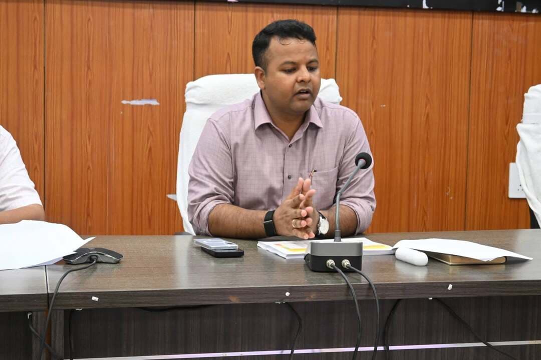 आज दिनांक 31 अगस्त 2026 को जिला पदाधिकारी श्री समीर सौरभ की अध्यक्षता में समाहरणालय सभागार में जिला जल एवं स्वच्छता मिशन (DWSM) तथा जिला जल एवं स्वच्छता समिति की समीक्षा बैठक आयोजित की गई।
बैठक में डीएम ने जिले के सभी आंगनबाड़ी केंद्रों, विद्यालयों, छात्रावासों, कस्तूरबा गांधी बालिका विद्यालयों और आंबेडकर आवासीय विद्यालयों में शुद्ध एवं सुरक्षित पेयजल आपूर्ति सुनिश्चित करने के निर्देश दिए। PHED विभाग को पेयजल नमूनों की नियमित प्रयोगशाला जांच कराने तथा छूटे हुए स्कूल पॉकेट्स में जलापूर्ति कार्य में तेजी लाने का आदेश दिया गया।
इसके अतिरिक्त, मल कीचड़ प्रबंधन (FSM) हेतु अंतरिम समाधान के रूप में 'Row Entrenchment' (DRE) तथा सभी ग्राम पंचायतों में 'Filter Chamber' निर्माण के प्रस्ताव को मंजूरी दी गई। बैठक में निदेशक DRDA राकेश चौबे, निदेशक NEP बैजू कुमार, कार्यपालक अभियंता PHED, डीपीओ ICDS व मनरेगा, DPM जीविका और डीपीआरओ गोपालगंज उपस्थित रहे।