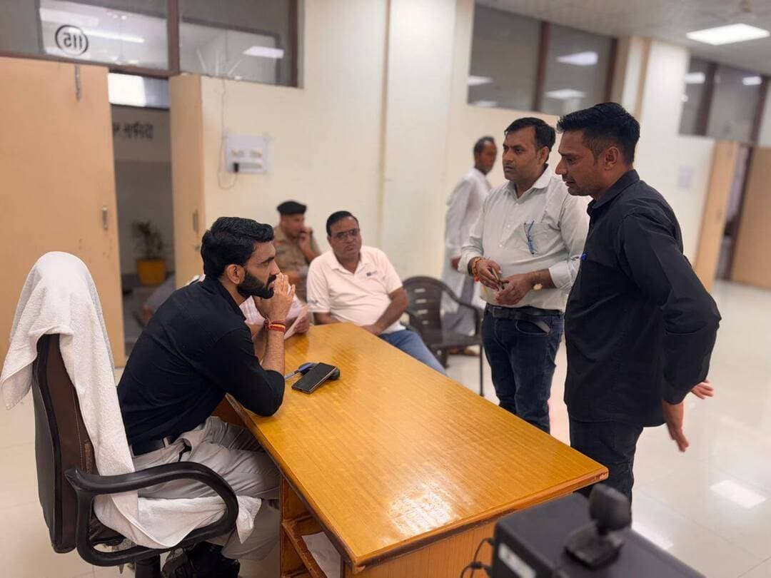 समाधान शिविर में आने वाली शिकायतों का समयबद्ध तरीके से करें निपटारा: एसडीएम पुलकित मल्होत्रा
सफीदों, 31 अगस्त एसडीएम पुलकित मल्होत्रा ने कहा कि मुख्यमंत्री श्री नायब सिंह सैनी के निर्देशानुसार प्रत्येक सोमवार एवं वीरवार को उपमंडल स्तर पर आयोजित होने वाले समाधान शिविर में नागरिकों द्वारा रखी जाने वाली शिकायतों एवं समस्याओं का प्राथमिकता के आधार पर समयबद्ध तरीके से समाधान सुनिश्चित किया जाए। उन्होंने कहा कि शिकायतकर्ताओं को उनकी समस्या के समाधान में लगने वाले संभावित समय की भी जानकारी दी जाए, ताकि उन्हें संबंधित कार्यालयों के बार-बार चक्कर न लगाने पड़ें।
एसडीएम पुलकित मल्होत्रा सोमवार को लघु सचिवालय स्थित सभागार में आयोजित समाधान शिविर की अध्यक्षता कर रहे थे। इस दौरान क्षेत्रवासियों की ओर से बिजली से संबंधित दो शिकायतें रखी गईं। एसडीएम ने नागरिकों की समस्याओं को गंभीरता से सुनते हुए संबंधित अधिकारियों को नियमानुसार एवं समयबद्ध तरीके से समाधान के निर्देश दिए। उन्होंने कहा कि राज्य सरकार एवं जिला प्रशासन का उद्देश्य है कि लोगों को अपनी समस्याओं के समाधान के लिए दूर-दराज के कार्यालयों में जाने की आवश्यकता न पड़े और उनकी शिकायतों का समाधान उनके आसपास के क्षेत्र में ही हो। उन्होंने अधिकारियों को निर्देश दिए कि जो समस्याएं मौके पर हल हो सकती हैं, उनका तत्काल निपटारा किया जाए। जिन मामलों में विभागीय प्रक्रिया आवश्यक है, उनमें भी शीघ्र कार्रवाई सुनिश्चित की जाए।
एसडीएम ने कहा कि समाधान शिविर में प्राप्त प्रत्येक शिकायत की प्रगति पर संबंधित अधिकारी नजर रखें और शिकायतकर्ता को समय पर राहत पहुंचाएं। उन्होंने कहा कि आमजन को अपनी समस्याओं के समाधान के लिए अलग-अलग कार्यालयों के चक्कर न लगाने पड़ें, इसी उद्देश्य से समाधान शिविर आयोजित किए जा रहे हैं। प्रशासन का प्रयास है कि नागरिकों को सुगम, पारदर्शी एवं बेहतर प्रशासनिक सेवाएं उपलब्ध हों। उन्होंने बताया कि आमजन की सुविधा के लिए समाधान शिविर प्रत्येक सोमवार एवं वीरवार को सुबह 10 बजे से दोपहर 12 बजे तक लघु सचिवालय में आयोजित किए जाते हैं। उन्होंने उपमंडल वासियों से अपील की कि वे निर्धारित समय पर समाधान शिविर में पहुंचकर अपनी समस्याएं रखें और इस सुविधा का लाभ उठाएं।
इस अवसर पर समाधान शिविर के लिए नोमिनेट पर्सन कृष्ण खातला, बीडीपीओ पिल्लूखेड़ा प्रवीण कुमार, डीएसपी रीडर सतीश कुमार, लोक निर्माण विभाग के जेई दीपक, जयबीर, पूजा सहित अन्य विभागों के अधिकारी व कर्मचारी मौजूद रहे।