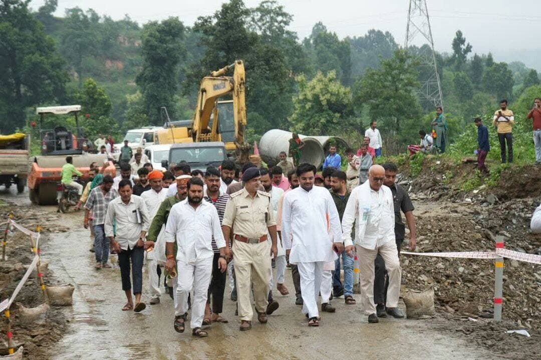 खाखन नदी पुल का पुनर्निर्माण पूरा, सांसद डॉ. राजेश मिश्रा ने मौके पर पहुंचकर लिया जायजा
बारिश और तेज जलप्रवाह से क्षतिग्रस्त हुआ था पुल; निर्माण पूरा होने से ग्रामीणों को मिलेगी आवागमन में राहत, क्षेत्र की कनेक्टिविटी होगी बेहतर
सिंगरौली :जिले के देवसर-सिहावल विधानसभा क्षेत्र अंतर्गत ग्राम पंचायत जोगिनी में बारिश और तेज जलप्रवाह के कारण क्षतिग्रस्त हुए खाखन पुल का पुनर्निर्माण कार्य पूरा हो गया है। निर्माण कार्य पूर्ण होने के बाद सोमवार को सीधी सांसद डॉ. राजेश मिश्रा ने मौके पर पहुंचकर पुल का निरीक्षण किया। उन्होंने निर्माण की स्थिति और कार्य की गुणवत्ता का जायजा लिया।
निरीक्षण के दौरान सांसद ने मौके पर मौजूद अधिकारियों से पुल के पुनर्निर्माण से जुड़ी आवश्यक जानकारी ली। उन्होंने पुल की वर्तमान स्थिति का जायजा लेने के साथ क्षेत्रवासियों से भी संवाद किया और पुनर्निर्माण के बाद मिलने वाली सुविधाओं को लेकर चर्चा की।
खाखन पुल के पुनर्निर्माण से आसपास के ग्रामीण क्षेत्रों के लोगों को आवागमन में बड़ी राहत मिलने की उम्मीद है। पुल के पुनः चालू होने से क्षेत्र की कनेक्टिविटी बेहतर होगी और दैनिक आवागमन के साथ व्यापार एवं अन्य जरूरी गतिविधियों को भी सुविधा मिलेगी।
बारिश के दौरान पुल क्षतिग्रस्त होने से ग्रामीणों को आवागमन में परेशानी का सामना करना पड़ा था। ऐसे में पुनर्निर्माण पूरा होने के बाद स्थानीय लोगों को राहत मिलने की उम्मीद है।
सांसद डॉ. राजेश मिश्रा ने कहा कि क्षेत्र के महत्वपूर्ण अधोसंरचनात्मक कार्यों को प्राथमिकता के साथ पूरा कराना और आमजन को बेहतर आवागमन की सुविधा उपलब्ध कराना प्राथमिकता है। उन्होंने अधिकारियों से निर्माण कार्य की गुणवत्ता और आवश्यक व्यवस्थाओं को सुनिश्चित करने को लेकर भी चर्चा की।
निरीक्षण के दौरान देवसर जनपद पंचायत अध्यक्ष प्रणव पाठक, प्यारे लाल चतुर्वेदी, शिवम शुक्ला, सुरेश कान्त द्विवेदी, ध्रुवेंद्र नाथ चतुर्वेदी, अर्जुन यादव, करुणाकर चतुर्वेदी एवं एसडीएम देवसर सहित पार्टी कार्यकर्ता और प्रशासनिक अधिकारी मौजूद रहे।