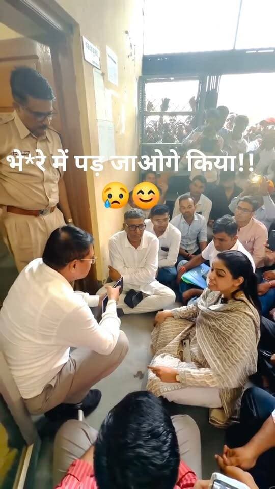 दिव्या मदेरणा बोली भे*रे में पड़ जाओगे किया,घुटने के बल बैठे अधिकारी! इंग्लिश में दिव्या ने लगाई फकेटकार!!😢😊☺️
Divya Mahipal Maderna Bhairaram Choudhary
