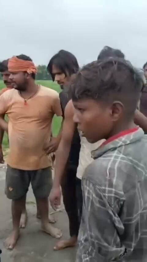 औरंगाबाद में नहर में गिरी कार, एक बच्चा सुरक्षित बचाया गया, दूसरे की तलाश जारी
औरंगाबाद के फेसर थाना क्षेत्र के मौलानगर के समीप सोमवार को नाबालिगों द्वारा चलाई जा रही बलेनो कार सोन उच्च स्तरीय नहर में जा गिरी। हादसे के समय कार में दो नाबालिग सवार थे।
सूचना मिलते ही पुलिस और स्थानीय गोताखोर मौके पर पहुंचे। रेस्क्यू अभियान के दौरान कार को नहर से बाहर निकाला गया और 16 वर्षीय शुभमश्री को सुरक्षित बचा लिया गया।
वहीं 15 वर्षीय यश कुमार अभी लापता है। गोताखोरों की टीम उसकी तलाश में जुटी हुई है। पुलिस ने एसडीआरएफ टीम को भी सूचना दी है।
#Bharatcrimelivenews
#Aurangabad #BiharNews #Accident #CanalAccident #RescueOperation #LocalNews