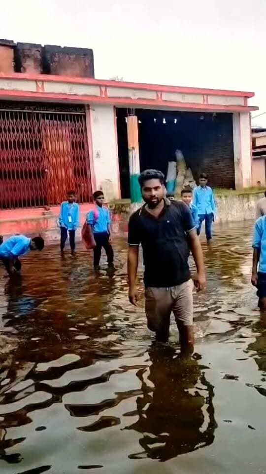 🌊 बघोई खुर्द स्कूल और बाजार जलमग्न, बच्चों की पढ़ाई पर संकट
औरंगाबाद प्रखंड के उत्क्रमित मध्य विद्यालय बघोई खुर्द में जलजमाव की भयावह स्थिति बनी हुई है। स्कूल परिसर और आसपास पानी जमा होने के कारण बच्चों का विद्यालय जाना प्रभावित हो गया है। ग्रामीणों का कहना है कि लगातार जलजमाव से बच्चों की पढ़ाई बाधित हो रही है और भविष्य पर गंभीर असर पड़ रहा है।
वहीं बघोई बाजार भी पूरी तरह जलमग्न हो चुका है, जिससे आम लोगों को आवागमन में भारी परेशानी हो रही है। ग्रामीणों ने जलजमाव के कारण बीमारी फैलने की आशंका जताते हुए प्रशासन से तत्काल जलनिकासी की व्यवस्था कराने की मांग की है।
स्थानीय ग्रामीणों ने जिला पदाधिकारी, सांसद एवं विधायक से मामले का संज्ञान लेकर जल्द से जल्द स्थायी समाधान कराने की अपील की है।
#Bघोईखुर्द #Aurangabad #AurangabadNews #WaterLogging #SchoolProblem #जलजमाव #बघोईबाजार #बच्चोंकीपढ़ाई #जलनिकासी #DMAbhilashaSharma #AbhayKushwaha #TrivikramNarayanSingh #AnilYadav #AurangabadDM #जनसमस्या #BiharNews #Bharatcrimelivenews