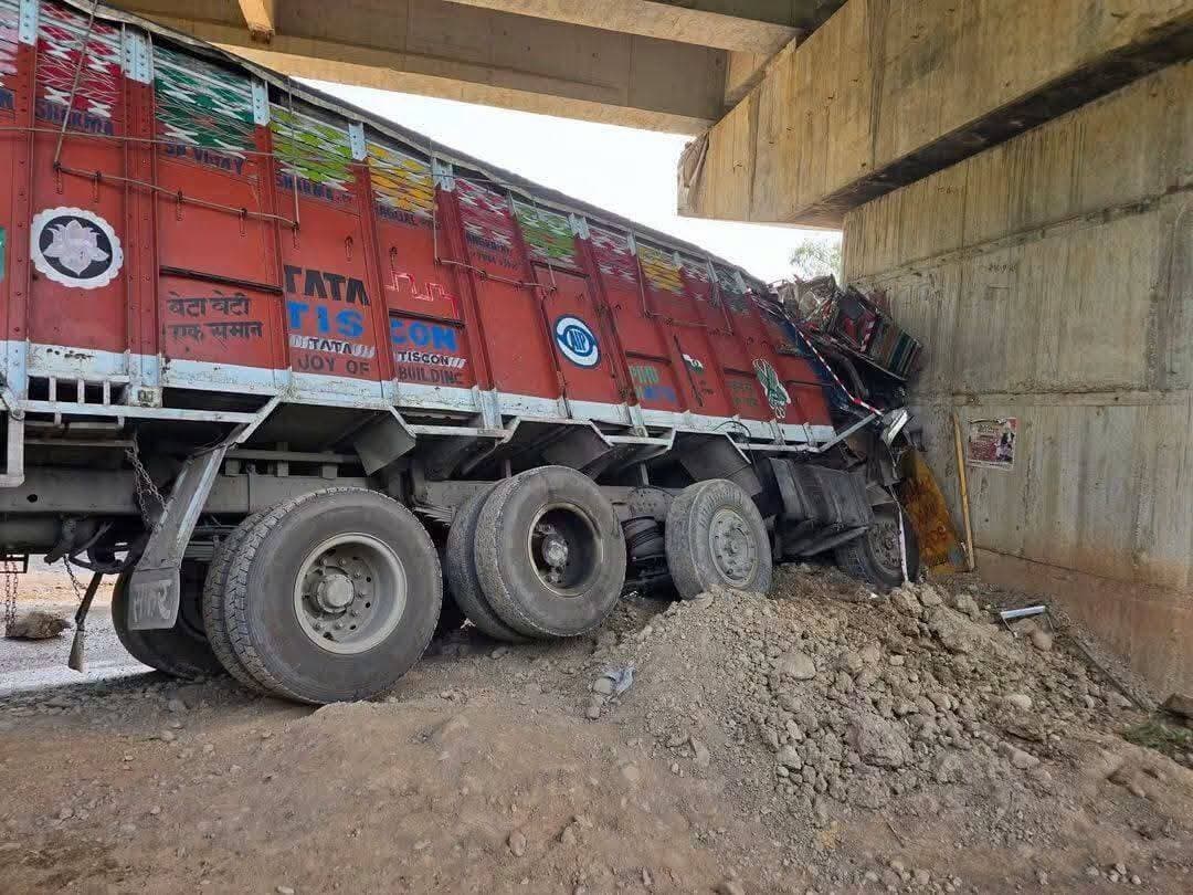 बालूग्लोआ पुल पर बड़ा हादसा, लोहे से लदा ट्रक दुर्घटनाग्रस्त; चालक की मौत
कांगड़ा : बालूग्लोआ पुल पर लोहे के एंगल से लदा ट्रक हादसे का शिकार हो गया। हादसे में ट्रक चालक की मौके पर ही मौत होने की सूचना है। घटना के बाद पुलिस ने मौके पर पहुंचकर जांच शुरू कर दी है।
#बालूग्लोआ #सड़कहादसा #ट्रकहादसा #हिमाचलप्रदेश #हादसा #चालकमौत #BreakingNews #HimachalNews