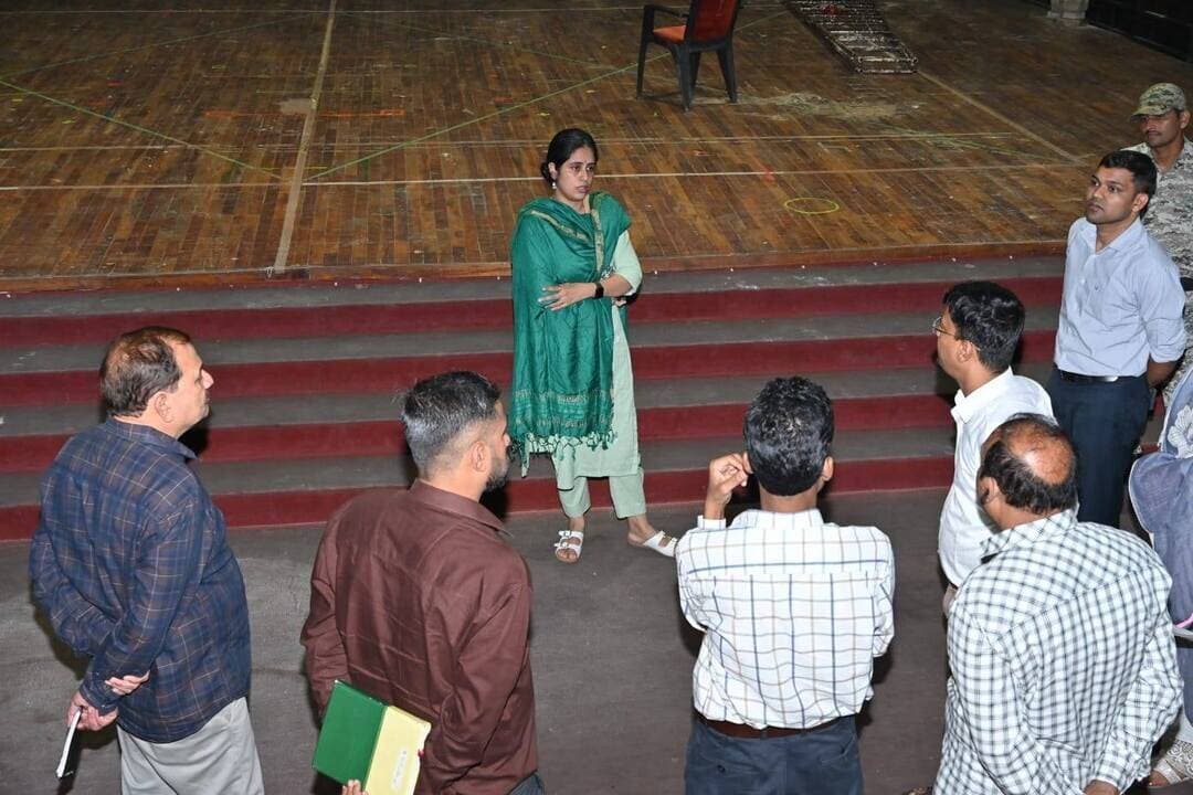 🔳युवा संवाद कार्यक्रम की तैयारियों को लेकर ऑडिटोरियम का निरीक्षण
🔳प्रभारी आयुक्त एवं जिला पंचायत सीईओ श्रीमती कौर ने कार्यक्रम स्थल का निरीक्षण कर, समय-सीमा में सभी तैयारियां पूर्ण करने के दिये निर्देश
🔳कटनी - मुख्यमंत्री डॉ मोहन यादव बुधवार 2 सितम्बर को भोपाल में आयोजित युवा संवाद के प्रस्तावित कार्यक्रम में शामिल होंगे। कटनी के बस स्टैण्ड स्थित विवेकानंद ऑडिटोरियम में युवा संवाद का वीडियो कॉन्फ्रेंसिंग के माध्यम से सीधा प्रसारण किया जाएगा।
कार्यक्रम के सफल एवं सुव्यवस्थित आयोजन को दृष्टिगत रखते हुए कलेक्टर श्री आशीष तिवारी के निर्देश पर सोमवार को प्रभारी आयुक्त एवं जिला पंचायत की मुख्य कार्यपालन अधिकारी सुश्री हरसिमरनप्रीत कौर ने बस स्टैण्ड ऑडिटोरियम पहुंच कर व्यवस्थाओं एवं तैयारियों का निरीक्षण किया। निरीक्षण के दौरान एसडीएम कटनी श्री जितेंद्र पटेल, डीआईओ श्री प्रफुल्ल श्रीवास्तव, उपायुक्त द्वय श्री शैलेश गुप्ता, प्रियंका झारिया, प्राचार्य तिलक कॉलेज श्री सुनील वाजपेयी सहित अन्य अधिकारी उपस्थित रहे।
निरीक्षण के दौरान प्रभारी आयुक्त श्रीमती कौर ने कार्यक्रम स्थल की बैठक व्यवस्था, साफ-सफाई, विद्युत व्यवस्था, बैकड्रॉप, जनरेटर व्यवस्था, एल ई डी, इंटरनेट, माइक, वीडियो कॉन्फ्रेंसिंग एवं तकनीकी संसाधनों, फ्लैस प्रारूप, पेयजल, आमंत्रण, सहित अन्य आवश्यक व्यवस्थाओं को निर्धारित समय-सीमा में पूर्ण करने के निर्देश दिए। उन्होंने कहा कि कार्यक्रम के दौरान किसी भी प्रकार की असुविधा न हो, इसके लिए सभी संबंधित अधिकारी अपने दायित्वों का गंभीरता से निर्वहन करते हुए व्यवस्थाओं की पूर्व में ही जांच सुनिश्चित करें।
प्रभारी आयुक्त ने कार्यक्रम से संबंधित सभी तैयारियों को आपसी समन्वय के साथ समय पर पूर्ण करने तथा तकनीकी व्यवस्थाओं का परीक्षण पूर्व में ही कर लेने के निर्देश दिए, ताकि 2 सितम्बर को युवा संवाद कार्यक्रम का आयोजन निर्बाध एवं गरिमापूर्ण वातावरण में संपन्न हो सके।
इस दौरान, नगर निगम के सहायक यंत्री आदेश जैन, मोना करेरा, स्वास्थ्य अधिकारी संजय सोनी, संदीप पाठक सहित अन्य अधिकारी कर्मचारी मौजूद रहे।
#JansamparkMP
#CMMadhyaPradesh
#DrMohanYadav51
#udaypratapmp
#jbpcommissioner
#katni
#कटनी