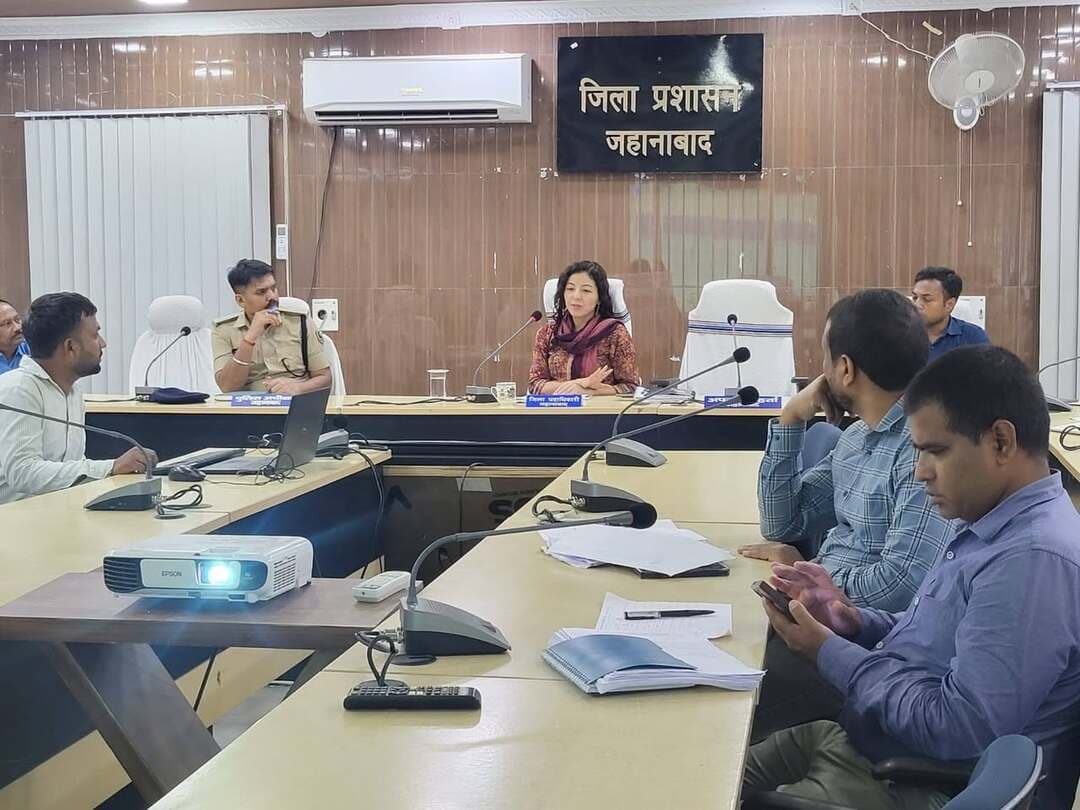 अवैध खनन पर प्रशासन सख्त, विशेष छापेमारी के निर्देश
जहानाबाद:
अवैध खनन, बालू के प्रेषण, परिवहन एवं भंडारण पर रोक लगाने को लेकर जिला प्रशासन ने सख्त रुख अपनाया है। सोमवार को जिला पदाधिकारी छिरिङ वाई भूटिया की अध्यक्षता में जिला स्तरीय खनन टास्क फोर्स की बैठक हुई। इसमें जिला पदाधिकारी ने अवैध खनन में संलिप्त लोगों के विरुद्ध कठोर कार्रवाई करने के साथ ही शत-प्रतिशत राजस्व वसूली सुनिश्चित करने का निर्देश दिया।
बैठक में खनन राजस्व की समीक्षा के दौरान बताया गया कि वित्तीय वर्ष 2025-26 में 28 अगस्त तक 192.95 लाख रुपये की वसूली हुई थी। वहीं, वर्तमान वित्तीय वर्ष में 28 अगस्त 2026 तक 362.06 लाख रुपये की वसूली की गई है। विभागीय लक्ष्य 6.30 करोड़ रुपये के विरुद्ध अब तक 3.62 करोड़ रुपये की प्राप्ति हुई है। राजस्व वसूली में अपेक्षित प्रगति नहीं होने पर जिला पदाधिकारी ने असंतोष जताया और निर्धारित लक्ष्य की शत-प्रतिशत प्राप्ति सुनिश्चित करने का निर्देश दिया।
जिला पदाधिकारी ने असंचालित बालूघाटों को लेकर संबंधित बंदोबस्तधारियों के साथ अनुमंडल पदाधिकारी एवं खनिज विकास पदाधिकारी को तत्काल बैठक कर आवश्यक प्रक्रिया पूरी करने का निर्देश दिया। उन्होंने बालूघाटों का संचालन जल्द शुरू कराने को कहा। अनावश्यक विलंब होने पर संबंधित के विरुद्ध कार्रवाई की चेतावनी दी गई।
अवैध खनन के खिलाफ चलेगा विशेष अभियान
अवैध उत्खनन, परिवहन एवं भंडारण के खिलाफ विशेष एवं सघन छापेमारी अभियान चलाने का निर्देश दिया गया। अनुमंडल पदाधिकारी, अनुमंडल पुलिस पदाधिकारी, जिला परिवहन पदाधिकारी एवं खनन पदाधिकारी को संवेदनशील स्थानों पर संयुक्त रूप से कार्रवाई करने को कहा गया। अवैध खनन या परिवहन में संलिप्त पाए जाने वाले व्यक्ति एवं वाहनों के विरुद्ध नियमानुसार कठोर कार्रवाई की जाएगी।
15 दिनों में बकाया जमा करने का निर्देश
ईंट सत्र 2025-26 में शून्य भुगतान वाले ईंट-भट्ठा मालिकों को 15 दिनों के भीतर बकाया राशि जमा करने का निर्देश दिया गया। निर्धारित समय में भुगतान नहीं करने वालों के विरुद्ध नियमानुसार कार्रवाई करने को कहा गया।
सभी कार्य विभागों को मालिकाना फीस एवं रॉयल्टी की राशि समय पर जमा करने तथा योजनावार लघु खनिज से संबंधित विवरण अनिवार्य रूप से Google Sheet पर उपलब्ध कराने का निर्देश दिया गया। जिला सर्वेक्षण प्रतिवेदन तैयार करने के लिए गठित अनुमंडलीय समिति को बालूघाटों का स्थल निरीक्षण कर जल्द प्रतिवेदन उपलब्ध कराने को कहा गया।
जिला पदाधिकारी ने कहा कि अवैध खनन, परिवहन एवं भंडारण पर पूर्ण नियंत्रण के लिए सभी संबंधित पदाधिकारी क्षेत्र में सक्रिय उपस्थिति सुनिश्चित करें और नियमित छापेमारी करें। प्रवर्तन कार्रवाई अथवा राजस्व वसूली में लापरवाही पाए जाने पर संबंधित की जवाबदेही तय की जाएगी।
