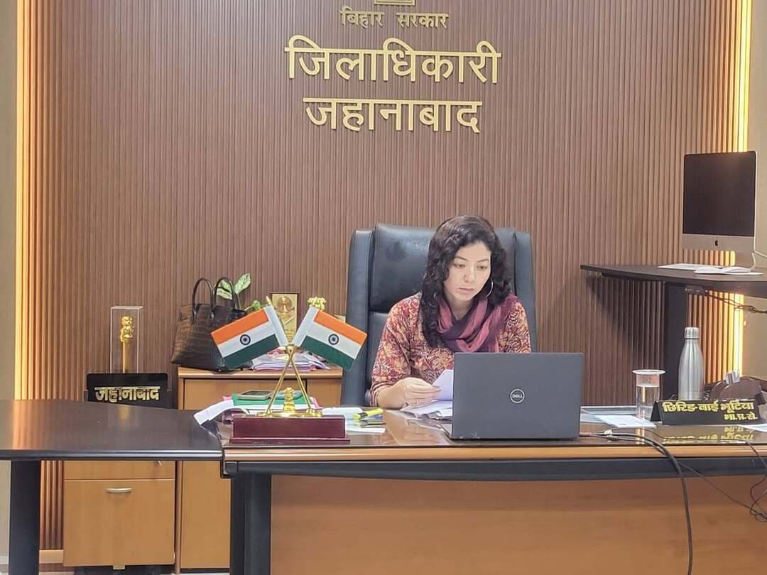 टीबी मुक्त भारत अभियान की जिला पदाधिकारी ने वीसी के माध्यम से की समीक्षा; स्क्रीनिंग एवं एक्स-रे जांच बढ़ाने, TPT तथा Differentiated TB Care में 100% उपलब्धि के निर्देश
जहानाबाद:
आज दिनांक 31 अगस्त, 2026 को जिला पदाधिकारी, जहानाबाद छिरिङ वाई भूटिया ने वीडियो कॉन्फ्रेंसिंग के माध्यम से जिले में संचालित टीबी मुक्त भारत अभियान की प्रगति की समीक्षा की।
समीक्षा के दौरान जिला पदाधिकारी ने टीबी के संभावित मरीजों की समय पर पहचान के लिए स्क्रीनिंग की संख्या बढ़ाने का निर्देश दिया। विशेष रूप से Vulnerable Population पर फोकस करते हुए अधिकाधिक लोगों की स्क्रीनिंग सुनिश्चित करने तथा स्क्रीनिंग से वंचित Vulnerable Population की संख्या को कम करने को कहा गया।
जिला पदाधिकारी ने टीबी की शीघ्र पहचान एवं जांच को प्रभावी बनाने के उद्देश्य से X-Ray (CXR) की संख्या बढ़ाने का भी निर्देश दिया। उन्होंने कहा कि Vulnerable एवं संभावित टीबी मरीजों की समय पर जांच सुनिश्चित कर उन्हें आवश्यक उपचार से जोड़ा जाए।
इसके अतिरिक्त जिला पदाधिकारी ने TB Preventive Treatment (TPT) तथा Differentiated TB Care की प्रगति की समीक्षा करते हुए दोनों में 100 प्रतिशत उपलब्धि सुनिश्चित करने का निर्देश संबंधित स्वास्थ्य पदाधिकारियों को दिया।
जिला पदाधिकारी ने जिलेवासियों से अपील की कि टीबी के लक्षण होने पर नजदीकी सरकारी स्वास्थ्य संस्थान में जाकर समय पर टीबी की जांच कराएं। टीबी का समय पर पता चलने पर जांच, रोकथाम और नियमित उपचार के माध्यम से जनभागीदारी के साथ “टीबी मुक्त जहानाबाद” के लक्ष्य को प्राप्त किया जा सकता है।