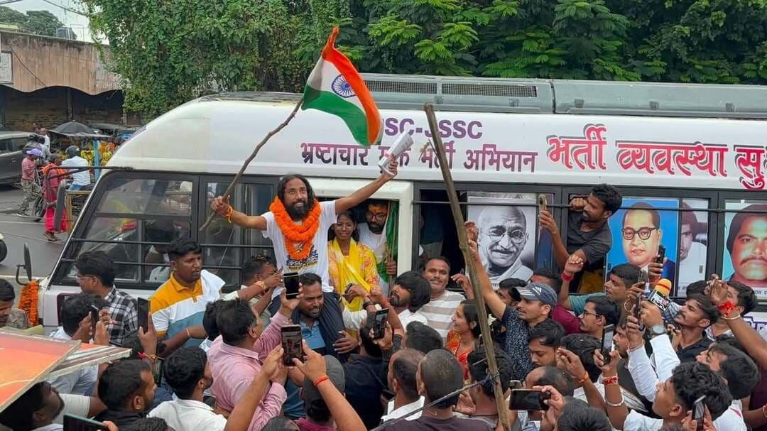 भर्ती सुधार यात्रा बनी झारखंड का जन आंदोलन, देवेंद्रनाथ महतो ने कहा- मांगें नहीं मानी तो आंदोलन होगा तेज
देवघर। JPSC-JSSC भर्ती व्यवस्था सुधार यात्रा के आठवें दिन यात्रा देवघर पहुंची। नगर पुस्तकालय से शुरू हुई यात्रा टावर चौक होते हुए डॉ. भीमराव अंबेडकर चौक पहुंची। इसके बाद मधुपुर, इदगाह मोड़ और नारायणपुर में भी छात्र-युवाओं और आम लोगों ने यात्रा का स्वागत किया।
भारी बारिश के बावजूद देवघर में बड़ी संख्या में छात्र और युवा जुटे। आंदोलनकारी छात्र नेता देवेंद्रनाथ महतो ने कहा कि संथाल परगना में यात्रा का चरण पूरा हो गया है। यहां युवाओं, छात्रों और आम लोगों ने जाति, धर्म और क्षेत्र से ऊपर उठकर आंदोलन को समर्थन दिया है।
महतो ने कहा कि संथाल परगना की ऐतिहासिक और क्रांतिकारी धरती से उन्हें संघर्ष की नई ऊर्जा मिली। उन्होंने सभी छात्र-युवाओं, सामाजिक संगठनों और आम लोगों का आभार जताते हुए कहा कि भर्ती व्यवस्था सुधार का आंदोलन अब किसी एक व्यक्ति या क्षेत्र तक सीमित नहीं है, बल्कि पूरे झारखंड का जन आंदोलन बन चुका है।
उन्होंने बताया कि यात्रा अब धनबाद और बोकारो होते हुए कोल्हान प्रमंडल और इसके बाद पलामू प्रमंडल पहुंचेगी।
देवेंद्रनाथ महतो ने सरकार से युवाओं की मांगों पर गंभीरता से कार्रवाई करने की अपील की। उन्होंने कहा कि अगर भर्ती व्यवस्था में सुधार और युवाओं के हित में ठोस कदम नहीं उठाए गए, तो आंदोलन को और व्यापक और तेज किया जाएगा।
#DevendraNathMahato #JPSC #JSSC #BhartiSudharYatra #JharkhandNews #JharkhandJobs #JPSCJSSC #StudentProtest #YouthProtest #JharkhandStudents #RanchiNews #DeogharNews #DhanbadNews #BokaroNews #Kolhan #Palamu #RecruitmentNews #JharkhandYouth #भर्ती_सुधार_यात्रा #झारखंड_न्यूज #छात्र_आंदोलन #युवा_आंदोलन