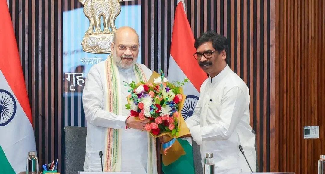 सोन नदी के जल बंटवारे पर झारखंड-बिहार में बनी सहमति, सीएम हेमंत सोरेन बोले—जल हितों की होगी रक्षा
#रांची। सोन नदी के जल बंटवारे को लेकर झारखंड और बिहार के बीच वर्षों से चले आ रहे विवाद के समाधान की दिशा में महत्वपूर्ण कदम उठाया गया है। नई दिल्ली में केंद्रीय गृह मंत्री अमित शाह की अध्यक्षता में हुई बैठक में दोनों राज्यों के बीच जल बंटवारे को लेकर सहमति बनी।
मुख्यमंत्री हेमंत सोरेन ने कहा कि लंबे समय से इस मुद्दे पर तकनीकी और आपसी स्तर पर बातचीत चल रही थी। अब दोनों राज्यों के बीच सहमति बनने से सोन नदी के पानी के बेहतर इस्तेमाल का रास्ता साफ होगा।
सीएम ने कहा कि यह समझौता झारखंड के जल हितों की रक्षा, किसानों को लाभ पहुंचाने, सिंचाई व्यवस्था को मजबूत करने और राज्य की भविष्य की जल जरूरतों को पूरा करने की दिशा में अहम कदम है।
वर्षों से लंबित इस मुद्दे पर सहमति बनने के बाद झारखंड में सिंचाई और जल प्रबंधन से जुड़े कार्यों को भी मजबूती मिलने की उम्मीद है।
#HemantSoren #AmitShah #Jharkhand #Bihar #SonRiver #SonNadi #WaterSharing #JharkhandNews #BiharNews #RanchiNews #JharkhandPolitics #WaterDispute #Irrigation #FarmersNews #LatestNews #BreakingNews #JharkhandUpdate #BiharJharkhand #जलविवाद #सोननदी