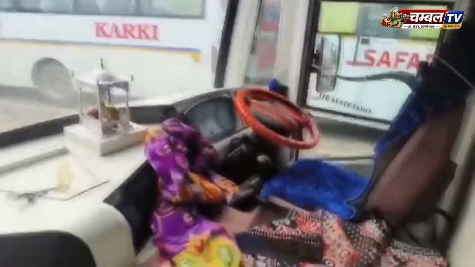 दिल्ली में चलती स्लीपर बस में 16 वर्षीय छात्रा से गैं/ गरे/ प का आरोप, ड्राइवर-कंडक्टर गिरफ्तार
दिल्ली में 16 वर्षीय नाबालिग छात्रा के साथ चलती स्लीपर बस में कथित गैं/गरे/ प का गंभीर मामला सामने आया है। घटना 4 अगस्त की बताई जा रही है।
पुलिस के मुताबिक, बारिश और अंधेरे के बीच छात्रा गलती से बस में सवार हो गई थी। वह नोएडा सेक्टर-63 में रहने वाले अपने चचेरे भाई के पास जा रही थी। आरोप है कि परी चौक से कश्मीरी गेट तक करीब 47 किलोमीटर के सफर के दौरान बस ड्राइवर कुलदीप और कंडक्टर संदीप ने उसके साथ छे/ ड़छा/ ड़ और दुष्क/ र्म किया।
मामले में दिल्ली पुलिस ने कार्रवाई करते हुए बस ड्राइवर कुलदीप और कंडक्टर संदीप को गिरफ्तार कर लिया है।
नाबालिग के साथ कथित है/ वानि/ यत के इस मामले ने सार्वजनिक परिवहन में महिलाओं और बच्चों की सुरक्षा को लेकर गंभीर सवाल खड़े कर दिए हैं। मामले की निष्पक्ष जांच और दोष साबित होने पर कानून के तहत सख्त कार्रवाई जरूरी है।
#ChambalTV
#delhi #DelhiCrime #rap #case #ChildSafety