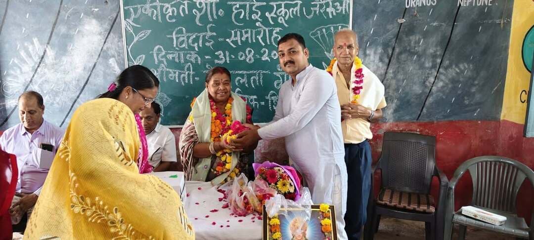 Writing
जरुआ में शिक्षिका प्रेमलता गोयल का सेवानिवृत्ति समारोह
मुरैना के शासकीय हाई स्कूल जरुआ में शिक्षिका श्रीमती प्रेमलता गोयल के सेवानिवृत्ति अवसर पर भावपूर्ण विदाई एवं सम्मान समारोह आयोजित किया गया। कार्यक्रम में विद्यालय परिवार और अतिथियों ने उनके शिक्षा के क्षेत्र में दिए गए योगदान को याद किया।
मुख्य अतिथि श्री अवधेश गुर्जर रहे, जबकि कार्यक्रम की अध्यक्षता मध्यप्रदेश शिक्षक संघ के जिलाध्यक्ष पवन सिंह परिहार ने की। उन्होंने कहा कि शिक्षकों का उत्कृष्ट कार्य कभी भुलाया नहीं जा सकता। प्राचार्य उदयवीर सिंह सिकरवार ने श्रीमती गोयल की कर्तव्यनिष्ठा और विद्यार्थियों के प्रति समर्पण की सराहना की।
इस दौरान श्रीमती गोयल को सम्मानित कर भावभीनी विदाई दी गई। कार्यक्रम का संचालन रामवरन सिंह सिकरवार ने किया। इस अवसर पर विद्यालय के शिक्षक एवं गणमान्यजन मौजूद रहे।
अगर चाहें तो मैं इसे �30 सेकंड की और भी दमदार वीडियो न्यूज़ स्क्रिप्ट में बना सकता हूँ।