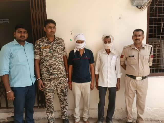 दहेज हत्या के मामले में दो आरोपी गिरफ्तार, जेल भेजे
मुरैना के थाना चिन्नौनी क्षेत्र में दहेज हत्या के मामले में पुलिस ने कार्रवाई करते हुए दो वांछित आरोपियों को गिरफ्तार कर जेल भेज दिया है।
पुलिस के अनुसार, 21 अगस्त को रैनू की मृत्यु के बाद हुई जांच में दहेज के लिए प्रताड़ित किए जाने की बात सामने आई थी। मामले में थाना चिन्नौनी में अपराध क्रमांक 98/26 के तहत प्रकरण दर्ज किया गया था।
पुलिस अधीक्षक धर्मराज मीना के निर्देश पर गठित टीम ने मुखबिर की सूचना के आधार पर पंकज उर्फ नंदू वैश और लाखन सिंह को गिरफ्तार किया। दोनों को न्यायालय में पेश किया गया, जहां से उन्हें जेल भेज दिया गया।
मामले में फरार अन्य आरोपियों की तलाश में पुलिस की कार्रवाई लगातार जारी है।