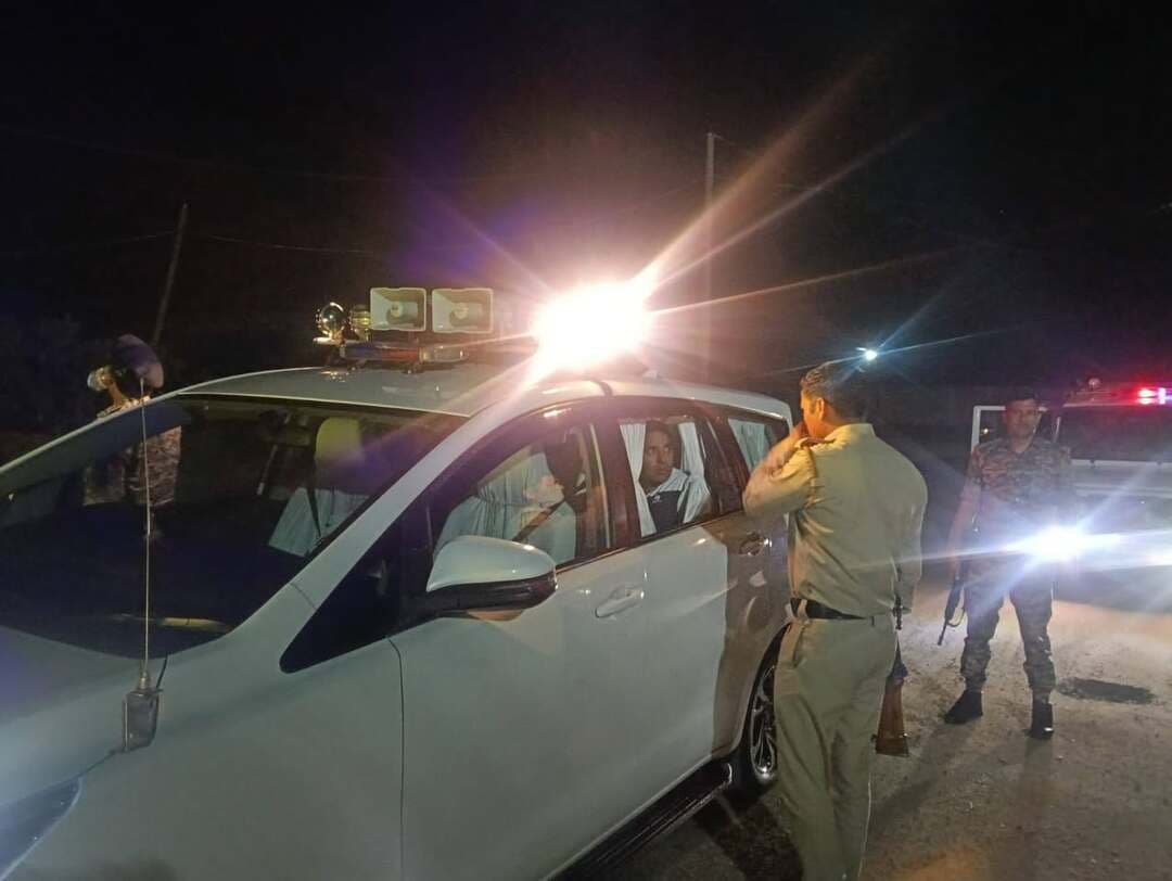 रात में सड़कों पर उतरे मुरैना एसपी, नाकों का किया निरीक्षण
मुरैना में अवैध रेत उत्खनन और परिवहन पर रोक लगाने के लिए पुलिस की रात्रिकालीन निगरानी तेज कर दी गई है। पुलिस अधीक्षक धर्मराज मीना ने 30-31 अगस्त की दरमियानी रात विभिन्न स्थाई और अस्थाई नाकों का औचक निरीक्षण किया।
एसपी ने सिकरोदा नहर, सराय का पुरा, मेथाना, महचंदपुर और मृगपुरा सहित शहर के कई क्षेत्रों में पहुंचकर चेकिंग व्यवस्था और तैनात पुलिस बल की सतर्कता का जायजा लिया।
उन्होंने अधिकारियों को संदिग्ध वाहनों की सघन जांच करने, रेत परिवहन से जुड़े दस्तावेजों की जांच और अवैध गतिविधि मिलने पर तत्काल कार्रवाई के निर्देश दिए।
एसपी ने स्पष्ट कहा कि चंबल से अवैध रेत उत्खनन और परिवहन किसी भी स्थिति में बर्दाश्त नहीं किया जाएगा। नाकों और संवेदनशील क्षेत्रों में रात्रिकालीन पेट्रोलिंग व चेकिंग लगातार जारी रहेगी।