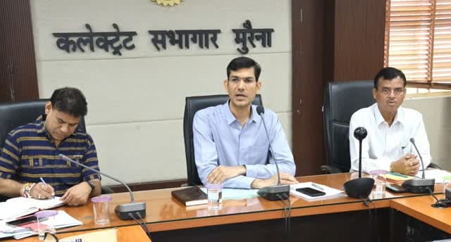 - मुरैना जिले में किसानों के लिए विशेष अभियान शुरू।
मुरैना जिले में रबी सीजन 2026-27 की तैयारियों को लेकर 1 से 15 सितंबर तक एग्रीस्टेक पंजीयन, पैक्स सदस्यता और अग्रिम उर्वरक उठाव अभियान चलाया जाएगा।
ग्राम पंचायत स्तर पर विशेष शिविर आयोजित कर किसानों की फार्मर आईडी बनाने, भूमि संबंधी त्रुटियों का सुधार, पैक्स सदस्यता और किसान क्रेडिट कार्ड की सुविधा उपलब्ध कराई जाएगी। साथ ही किसानों को रबी सीजन के लिए अग्रिम उर्वरक उठाव की सुविधा भी मिलेगी।
कलेक्टर लोकेश कुमार जांगिड़ ने अभियान के सफल संचालन के लिए कृषि, राजस्व, पंचायत, सहकारिता सहित संबंधित विभागों के अधिकारियों की ड्यूटी लगाई है।
प्रशासन ने किसानों से अपील की है कि वे निर्धारित तिथि पर अपने नजदीकी विशेष शिविर में पहुंचकर इन सुविधाओं का लाभ उठाएं।