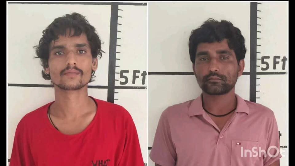 *युवक पर गंडासी व लाठी डंडों से जानलेवा हमला के दो आरोपी गिरफ्तार*
थाना बापौली पुलिस ने गांव खोजकीपुर कला में युवक पर गंडासी व लाठी, डंडों से जानलेवा हमला करने के दो आरोपियों को रविवार शाम को गिरफ्तार किया। आरोपियों की पहचान गांव खोजकीपुर कला निवासी पीतम व पंकज के रूप में हुई है।
थाना बापौली प्रभारी इंस्पेक्टर नीरज ने बताया कि थाना बापौली में गांव खोजकीपुर खुर्द निवासी विशाल पुत्र राजेंद्र ने पुलिस को दी शिकायत में बताया था कि वह पढ़ाई करता है। 27 अगस्त को वह किसी काम से गांव खोजकीपुर कलां गया था। इसी दौरान गांव खोजकीपुर कला निवासी प्रीतम उर्फ बढा, पवन, वंश व पंकज ने उसका रास्ता रोक लिया और उसके साथ मारपीट शुरू कर दी।
आरोपी प्रीतम उर्फ बढ़ा ने उसके सिर पर तेजधार हथियार से हमला किया। आरोपी पवन, वंश और पंकज ने लाठी-डंडों से उसकी बुरी तरह पिटाई की। आरोपियों ने उसे जान से मारने की कोशिश की। थाना बापौली में विशाल की शिकायत पर अभियोग दर्ज कर पुलिस ने मामले की जांच व आरोपियों की धरपकड़ शुरू कर दी थी।
प्रभारी इंस्पेक्टर नीरज ने बताया कि गिरफ्तार दोनों आरोपियों ने पूछताछ में अपने दो फरार साथियों के साथ मिलकर वारदात को अंजाम देना स्वीकार किया। पूछताछ में आरोपी पीतम ने पुलिस को बताया उसकी एक दिन पहले विशाल के साथ किसी बात को लेकर कहासुनी हो गई थी। इसकी रंजिश रखते उन्होंने उक्त वारदात को अंजाम दिया। पुलिस ने आरोपियों के कब्जे से वारदात में प्रयुक्त एक डंडा और एक गंडासी बरामद कर दोनों आरोपियों को सोमवार को पूछताछ के बाद माननीय न्यायालय में पेश किया जहां से उन्हें न्यायिक हिरासत में जेल भेज दिया गया।