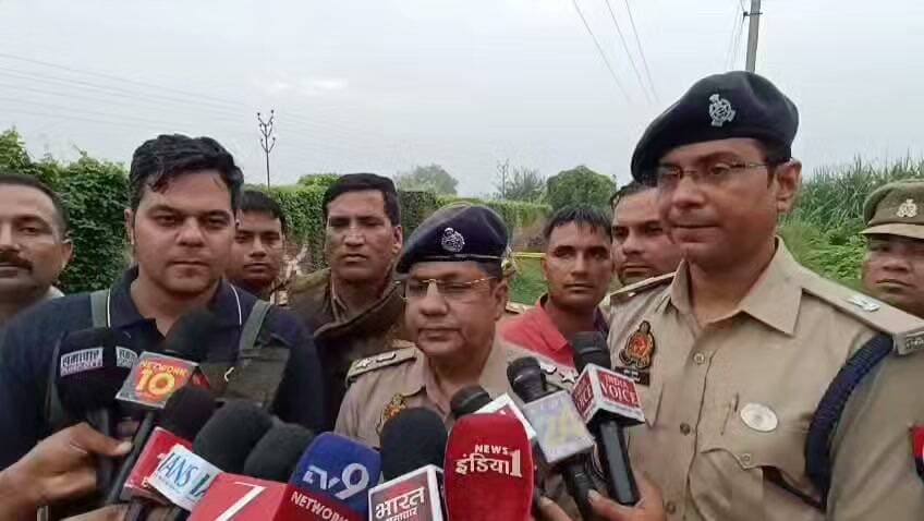 हरियाणा के दो बदमाश यूपी पुलिस के साथ मुठभेड़ में ढेर, दोनों पर था ₹50000 का इनाम।
अंकित बालियान मामले में आरोपी थे शार्प शूटर।
अंकित बालियान मामले में आरोपी थे शार्प शूटर
एसपी ने प्रेसवार्ता कर दी जानकारी।