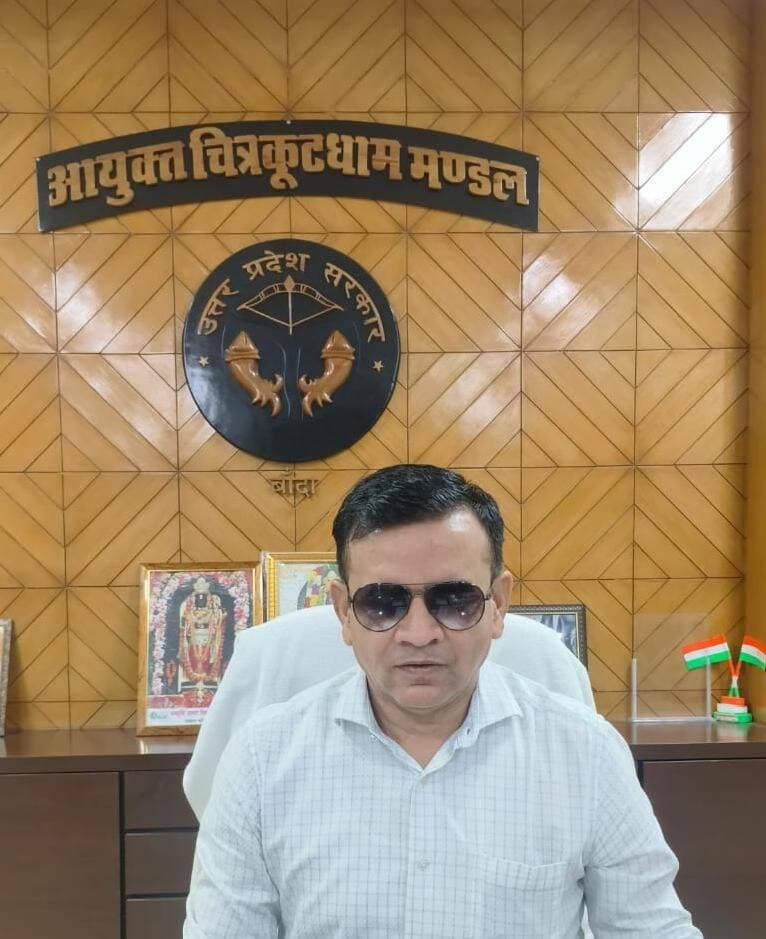 वर्षा एवं बाढ़ को लेकर प्रशासन अलर्ट, जनसुरक्षा सर्वोच्च प्राथमिकता: आयुक्त अजीत कुमार*
*बांदा:-चित्रकूटधाम मंडल के आयुक्त अजीत कुमार ने मंडल में हो रही वर्षा एवं संभावित बाढ़ को लेकर सभी जनपदों के अधिकारियों को पूरी तरह सजग एवं सतर्क रहने के निर्देश दिए हैं।
आयुक्त ने कहा कि जनसुरक्षा और आमजन को समय से राहत उपलब्ध कराना प्रशासन की सर्वोच्च प्राथमिकता है। उन्होंने निर्देश दिए कि -
- बाढ़ एवं जलभराव वाले क्षेत्रों की निरंतर निगरानी की जाए
- बाढ़ चौकियों, राहत शिविरों को सक्रिय रखा जाए, नाव, पेयजल, दवाएं, खाद्यान्न उपलब्ध रहे
- स्वास्थ्य केंद्रों पर ORS, क्लोरीन सहित आवश्यक दवाएं पर्याप्त मात्रा में रहे
- नगर निकाय नालियों की सफाई और जल निकासी सुनिश्चित करें
- विद्युत विभाग क्षतिग्रस्त पोल-तारों को तत्काल ठीक करे, सुरक्षा मानकों का पालन हो
*आमजन से अपील -* नदी, नाले, तेज बहाव वाले पानी के पास न जाएं, बच्चों-बुजुर्गों का विशेष ध्यान रखें, अफवाहों पर ध्यान न दें और केवल अधिकृत सूचना पर विश्वास करें। किसी भी आपात स्थिति में प्रशासन को सूचना दें। प्रशासन 24x7 आपके साथ है।
<nis:link nis:type=tag nis:id=commissionerbanda nis:value=CommissionerBanda nis:enabled=true nis:link/> <nis:link nis:type=tag nis:id=floodalert nis:value=FloodAlert nis:enabled=true nis:link/>