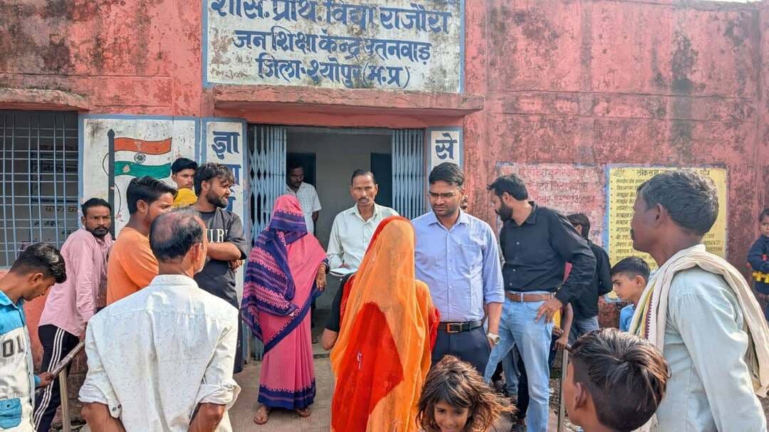 एसडीएम द्वारा बड़ौदा क्षेत्र के ग्रामों का भ्रमण
-----
कलेक्टर सुश्री शीला दाहिमा के मार्गदर्शन में एसडीएम श्री गगन मीणा द्वारा तहसील क्षेत्र बड़ौदा के विभिन्न ग्रामों का भ्रमण कर शासकीय संस्थाओं एवं राजस्व कार्यों का जायजा लिया गया।
भ्रमण के दौरान ग्राम राजोरा स्थित शासकीय प्राथमिक विद्यालय के निरीक्षण के दौरान विद्यालय में विद्यार्थियों एवं शिक्षकों की उपस्थिति का जायजा लिया गया, साथ ही बच्चों से चर्चा कर शिक्षा की गुणवत्ता का आंकलन भी किया गया।
इस दौरान विद्यालय में पदस्थ शिक्षिका श्रीमती प्रियंका तेजरा क्लास रूम मे बच्चों को अध्यापन कार्य के स्थान पर मोबाइल चलाते हुए पाई गई, साथ ही कक्षा-कक्ष में शिक्षिका के पति भी मोबाइल फोन का उपयोग करते हुए उपस्थित पाए गए, जबकि वे विद्यालय के शिक्षक नहीं हैं, उक्त स्थिति को गंभीरता से लेते हुए शिक्षिका को कारण बताओ नोटिस जारी किया गया है। एसडीएम द्वारा विद्यालय में अनुशासन बनाए रखने, शिक्षकों की नियमित उपस्थिति सुनिश्चित करने तथा विद्यार्थियों को गुणवत्तापूर्ण शिक्षा उपलब्ध कराने के संबंध में आवश्यक निर्देश दिए है।
इसके पश्चात आंगनवाड़ी केंद्र का निरीक्षण कर बच्चों को उपलब्ध कराई जा रही पोषण आहार एवं मध्यान्ह भोजन व्यवस्था का जायजा लिया गया तथा आंगनवाड़ी केंद्र की व्यवस्थाओं को बेहतर बनाए रखने एवं बच्चों को निर्धारित सेवाओं का समुचित लाभ सुनिश्चित करने हेतु आवश्यक दिशा-निर्देश दिए गए।
भ्रमण के दौरान ग्राम बासोंद एवं पनवाड मे फार्मर रजिस्ट्री संबंधी कार्य की प्रगति की जानकारी ली गई तथा ग्रामीणों को फार्मर रजिस्ट्री के महत्व से अवगत कराया गया। ग्रामीणों को आवश्यक दस्तावेज एवं प्रक्रिया की जानकारी देते हुए पात्र किसानों को फार्मर रजिस्ट्री शीघ्र पूर्ण कराने हेतु प्रेरित किया गया। साथ ही संबंधित पटवारी के राजस्व कार्यों का निरीक्षण एवं समीक्षा की गई। राजस्व संबंधी लंबित कार्यों को समय-सीमा में पूर्ण करने तथा आमजन की राजस्व संबंधी समस्याओं का त्वरित एवं प्रभावी निराकरण सुनिश्चित करने के निर्देश दिए गए।
एसडीएम द्वारा सभी संबंधित अधिकारियों एवं कर्मचारियों को शासकीय योजनाओं एवं सेवाओं का लाभ पात्र हितग्राहियों तक प्रभावी रूप से पहुंचाने तथा अपने दायित्वों का पूर्ण जिम्मेदारी, संवेदनशीलता एवं कर्तव्यनिष्ठा के साथ निर्वहन करने के निर्देश दिए गए।
-
CM Madhya Pradesh
Jansampark Madhya Pradesh
#JansamparkMP
#sheopur