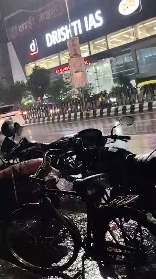 लखनऊ में घंटों से हो रही मूसलाधार बारिश