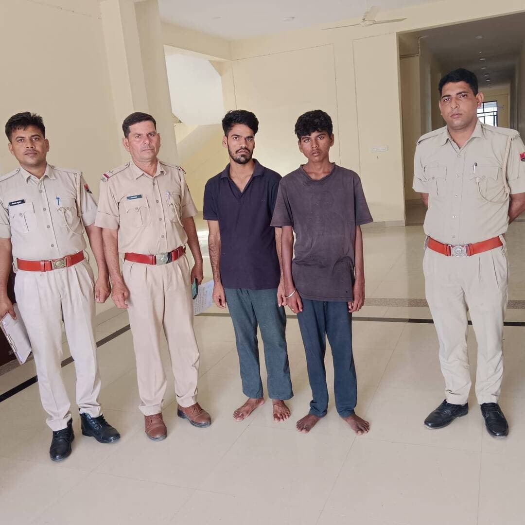पुलिस और पुनर्वास गृह की पहल से बिछड़े युवक आसतीक को मिला परिवार : जालोर। जालोर पुलिस और मुख्यमंत्री पुनर्वास गृह की संयुक्त पहल से बिछड़े युवक आसतीक को आखिरकार उसका परिवार मिल गया। पुनर्वास गृह प्रबंधन और पुलिस के अथक प्रयासों से युवक के परिजनों का पता लगाकर उसे परिवार से मिलाया गया। परिजनों से मिलते ही युवक की आंखों में खुशी छलक उठी, वहीं परिवार की आंखें भी नम हो गईं। पुनर्वास गृह के मैनेजर विनोद कुमार ने बताया कि संस्था में वृद्ध, बेघर, असहाय और बेसहारा लोगों को पारिवारिक वातावरण उपलब्ध कराया जाता है। इस पहल को पुलिस और पुनर्वास गृह की मानवता की मिसाल बताते हुए परिवार ने सभी का आभार जताया।
