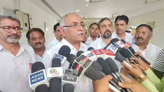 बाढ़ राहत, स्थायी समाधान और संजय गांधी अस्पताल के मुद्दों को लेकर कांग्रेस ने सौंपा राज्यपाल के नाम कलेक्टर को ज्ञापन
आरबीसी के प्रावधानों को बताया अपर्याप्त, पीड़ितों के लिए विशेष पैकेज की मांग 2016 की बाढ़ राहत रिपोर्ट की फाइल धूल फांकने का आरोप• स्वास्थ्य सेवाओं के बदहाल होने पर डिप्टी सीएम से मांगा इस्तीफा