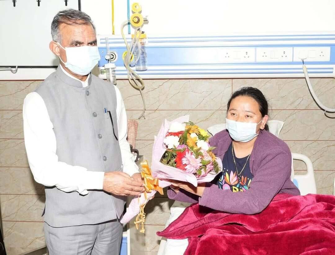 मुख्यमंत्री सुखविंदर सिंह सुखू जी आज I.G.M.C लाहौल स्पीति की MLA अनुराधा जी से मिले और उनका हाल-चाल जाना