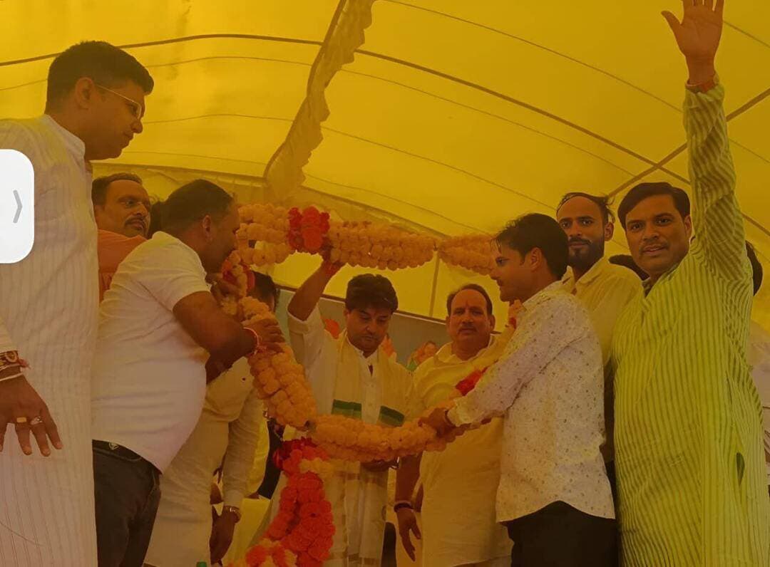🚩 *निज निवास मायापुर पर भव्य स्वागत* 🚩
आज ग्राम पंचायत मायापुर में *श्रीमंत महाराज साहब* का पावन आगमन हुआ।
*रामनरेश शिवहरे जी* ने अपने निज निवास मायापुर पर महाराज साहब का फूल-माला, शॉल ओढ़ाकर एवं पुष्प वर्षा कर भावपूर्ण स्वागत-अभिनंदन किया।
*उनके साथ मैं युवा नेता सोनू यादव एवं समस्त ग्रामवासियों ने भी बड़े हर्ष और उल्लास के साथ महाराज साहब का स्वागत किया और आशीर्वाद प्राप्त किया।*
यह आत्मीयता और एकता ही हमारे मायापुर की असली पहचान है।
स्वागत के पश्चात महाराज साहब राजापुर के लिए रवाना हुए।
रामनरेश शिवहरे एवं समस्त ग्रामवासी, मायापुर*
#RamnareshShivhare #Mayapur #GramPanchayatMayapur #MaharajSahabKaSwagat
Vivek Yadav Sonu Yadav रामनरेश शिवहरे मायापुर Jyotiraditya M Scindia Amit Paderiya Manish Agrawal Bjp Ramkumar Yadav Muhasa Sunil Lodhi Rakesh Lodhi Pritam Lodhi