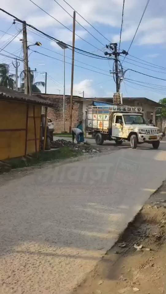कई दिनों से भूखा था… जब भूख बर्दाश्त से बाहर हुई तो कचरे में फेंका खाना ही बन गया सहारा।
कहते हैं भूख इंसान से क्या-क्या नहीं करवा देती। यह तस्वीर इसी कड़वी सच्चाई को बयां कर रही है। कई दिनों से भूखे इस व्यक्ति को जब कहीं से खाना नहीं मिला, तो आखिरकार उसकी भूख ने उसे कचरे के ढेर तक पहुंचा दिया। किसी ने घर से बचा हुआ खाना आवारा पशुओं के लिए कचरे में फेंक दिया था। लेकिन जैसे ही इस भूखे व्यक्ति की नजर उस खाने पर पड़ी, वह खुद को रोक नहीं सका। उसने कचरे में पड़े उसी खाने को उठाया और अपनी भूख मिटाने लगा। इस मंजर को देखकर वहां मौजूद हर कोई दंग रह गया। सवाल सिर्फ उस व्यक्ति की मजबूरी का नहीं, बल्कि हमारी संवेदनशीलता का भी है—क्या हमारे आसपास कोई इंसान भूखा सो रहा है, और हमें इसकी खबर तक नहीं? भोजन की एक छोटी-सी थाली किसी की जिंदगी में बहुत बड़ा सहारा बन सकती है। खाना बर्बाद करने से बेहतर है, उसे किसी भूखे तक पहुंचा दिया जाए।