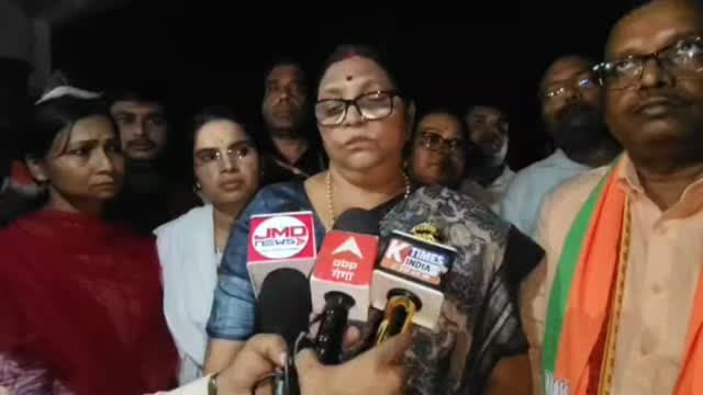 पटाखा फैक्ट्री विस्फोट के बाद मौके पर पहुंचीं प्रभारी मंत्री कृष्णा पासवान, सुनिए उनकी जुबानी
घटनास्थल का किया निरीक्षण, राहत-बचाव कार्य का लिया जायजा; 11 मौतों की पुष्टि, 22 लोग झुलसे
कौशांबी। पिपरी क्षेत्र के महमूदपुर मनौरी गांव में सोमवार दोपहर पटाखा फैक्ट्री में हुए भीषण विस्फोट के बाद भाजपा की प्रभारी मंत्री कृष्णा पासवान कार्यकर्ताओं के साथ घटनास्थल पर पहुंचीं। उन्होंने मौके का निरीक्षण कर राहत एवं बचाव कार्य की जानकारी ली। उनके साथ भाजपा जिलाध्यक्ष, विधायक पूजा पाल समेत कई जनप्रतिनिधि मौजूद रहे।
विस्फोट में पूरी फैक्ट्री जमींदोज हो गई, जबकि आसपास के छह से अधिक मकान क्षतिग्रस्त और तीन मकान पूरी तरह ढह गए। जिलाधिकारी डॉ. अमित पाल शर्मा ने 11 लोगों की मौत की पुष्टि की है, जबकि करीब 22 लोग झुलसे हैं।
हादसे के बाद एयरफोर्स, एनडीआरएफ और एसडीआरएफ के करीब 200 जवानों के साथ पुलिस-प्रशासन की टीमें रेस्क्यू में जुटी हैं। करीब 10 बुलडोजरों स
