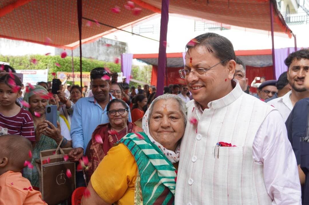 🙏 #अपनों_के_बीच_सीएम_धामी ❤️
बनबसा में आयोजित #युवा_संवाद कार्यक्रम के दौरान मुख्यमंत्री #पुष्कर_सिंह_धामी का एक बेहद आत्मीय अंदाज देखने को मिला।
मुख्यमंत्री ने #बड़ों_से_आशीर्वाद लिया और #छोटों_को_आशीर्वाद देकर सभी का स्नेह पाया। 😊🙏
यही अपनापन और संस्कार उत्तराखंड की खूबसूरत पहचान हैं। ❤️
#मुख्यमंत्री_धामी #बनबसा #चम्पावत #युवा_संवाद #उत्तराखंड #Uttarakhand #PushkarSinghDhami #Champawat
