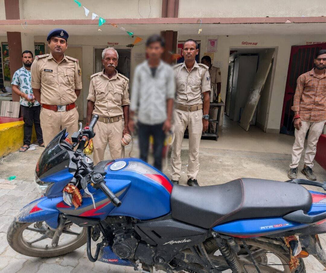 तरियानी मरहल्ला लूटकांड में पुलिस का बड़ा एक्शन: गोलीकांड के आरोपी शिवम गिरफ्तार, बाइक-मोबाइल बरामद
शिवहर। तरियानी थाना क्षेत्र के मरहल्ला गांव में हुई लूट की घटना के मामले में पुलिस ने कार्रवाई करते हुए एक और आरोपी को गिरफ्तार किया है। गिरफ्तार आरोपी की पहचान शिवम कुमार, पिता विश्वनाथ सहनी, निवासी पुरैनिया, थाना मीनापुर, जिला मुजफ्फरपुर के रूप में हुई है। पुलिस ने उसके पास से एक मोटरसाइकिल और एक मोबाइल फोन बरामद किया है।
पुलिस के अनुसार, 8 अगस्त 2026 को मरहल्ला गांव में अज्ञात बदमाशों ने लूट की घटना को अंजाम दिया था। बदमाशों ने पीड़ितों से करीब 16 मोबाइल फोन और 1.50 लाख रुपये नकद लूट लिए थे। लूट का विरोध करने पर बदमाशों ने सचिन कुमार को गोली मारकर घायल कर दिया था।
घटना के बाद सचिन कुमार के फर्दबयान पर तरियानी थाना में कांड संख्या 241/26 दर्ज कर जांच शुरू की गई। मामले की गंभीरता को देखते हुए पुलिस अधीक्षक, शिवहर के निर्देश पर एसआईटी का गठन किया गया। टीम में अनुमंडल पुलिस पदाधिकारी, तरियानी थानाध्यक्ष और डीआईयू टीम को शामिल किया गया।
पुलिस टीम ने तकनीकी एवं मानवीय सूचना के आधार पर लगातार जांच और छापेमारी की। इसी क्रम में 26 अगस्त 2026 को मामले में शामिल एक आरोपी को गिरफ्तार किया गया था। उसकी निशानदेही पर अन्य आरोपियों की गिरफ्तारी के लिए छापेमारी जारी थी। इसी कार्रवाई के दौरान घटना में प्रयुक्त बाइक के साथ शिवम कुमार को गिरफ्तार किया गया।
पुलिस के मुताबिक, गिरफ्तार शिवम कुमार का पूर्व से भी आपराधिक इतिहास रहा है। उसके खिलाफ मीनापुर और मुसरीघरारी थाना में मामले दर्ज हैं। पुलिस ने बताया कि मामले में शामिल अन्य आरोपियों की गिरफ्तारी के लिए छापेमारी लगातार जारी है।