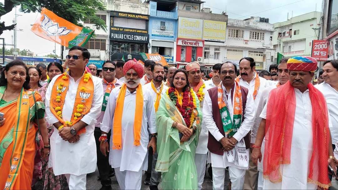 उदयपुर नगर निगम चुनाव: भाजपा के 80 प्रत्याशियों ने भरी हुंकार, विशाल नामांकन रैली में दिखा शक्ति प्रदर्शन
उदयपुर। नगर निकाय चुनाव के मद्देनजर भारतीय जनता पार्टी के 80 अधिकृत प्रत्याशियों ने आज विशाल नामांकन रैली के साथ अपने-अपने नामांकन दाखिल किए। रैली में भाजपा कार्यकर्ताओं और आमजन की बड़ी संख्या में मौजूदगी रही।
भाजपा नेताओं ने कार्यकर्ताओं के उत्साह और जोश को देखते हुए नगर निगम में एक बार फिर भाजपा का बोर्ड बनने का दावा किया। इस दौरान “एकजुट भाजपा—विजयी
भाजपा” और “कमल खिलेगा, विकास जीतेगा” के नारे गूंजे।
भाजपा ने नामांकन रैली के जरिए चुनावी मैदान में अपनी ताकत और एकजुटता का प्रदर्शन किया।