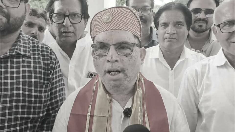 राजसमंद के पांचों निकाय में नामांकन के बाद दिखी नाराजगी, क्या नतीजे प्रभावित करेंगे ? #Rajsamandnews
नगरपरिषद राजसमंद के साथ नगरपालिका नाथद्वारा, आमेट, देवगढ़ व भीम में नामांकन के आखिरी दिन के बाद नाराजगी देखने को मिल रही है। जिनका टिकट कट गया, उनमें से कुछ ने निर्दलीय के रूप से नामांकन दाखिल कर दिया हैं। भाजपा और कांग्रेस दोनों ही दलों में नाराजगी देखने को मिल रही है।
Nagar parishad Rajsamand
Rajsamand News
Municiple election Rajsamand
Nathdwara News
Devgagrh news
Amet news
Bhim News
Rajsamand police
#Rajsamandnews #Congress #BJPGovernment