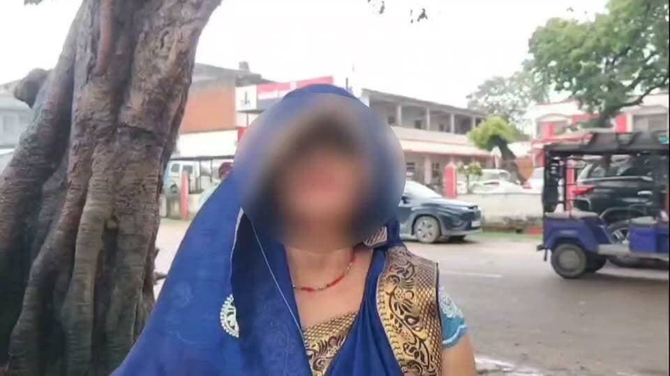 दलित महिला का आरोप: एक वर्ष से उत्पीड़न, पुलिस कार्रवाई न होने पर एसपी से लगाई न्याय की गुहार
खागा कोतवाली पहुंची पीड़िता, तीन घंटे इंतजार के बाद प्रभारी न मिलने का दावा; व्हाट्सएप पर भेजा प्रार्थना पत्र
✒️ रिपोर्ट पिंटू तिवारी
फतेहपुर। जनपद के खागा कोतवाली क्षेत्र के बहलोलपुर ऐलाई गांव से एक महिला ने गंभीर आरोप लगाए हैं। महिला का कहना है कि गांव का एक व्यक्ति पिछले लगभग एक वर्ष से उसका पीछा कर अभद्र टिप्पणियां करता है, प्रेम संबंध बनाने का दबाव डालता है तथा कथित रूप से रुपयों का लालच देकर ट्यूबवेल पर बुलाने की कोशिश करता रहा है। महिला का यह भी आरोप है कि जब वह अपनी पांच वर्षीय बेटी को स्कूल छोड़ने जाती है, तब भी उसके साथ अशोभनीय व्यवहार किया जाता है।
पीड़िता के अनुसार उसने पहले खागा कोतवाली में शिकायत दी थी, लेकिन उसकी शिकायत पर कोई प्रभावी कार्रवाई नहीं हुई। इसके बाद उसने 27 अगस्त को पुलिस अधीक्षक फतेहपुर अभिमन्यु मांगलिक को शिकायती पत्र देकर न्याय की मांग की।
महिला का दावा है कि पुलिस अधीक्षक से मिलने के बाद उसे पुनः खागा कोतवाली जाकर अपनी शिकायत प्रस्तुत करने के लिए कहा गया था। इसी क्रम में वह सोमवार को खागा कोतवाली पहुंची, जहां उसके अनुसार करीब तीन घंटे तक इंतजार करने के बावजूद कोतवाली प्रभारी से मुलाकात नहीं हो सकी। इसके बाद उसने अपना शिकायती पत्र व्हाट्सएप के माध्यम से भेजकर घर लौटने की बात कही। महिला ने बताया कि वह अपनी छोटी बेटी को रिश्तेदारी में छोड़कर न्याय की उम्मीद में कोतवाली आई थी।
पीड़िता ने मीडिया के सामने अपनी आपबीती सुनाते हुए निष्पक्ष जांच और आरोपी के विरुद्ध कानूनी कार्रवाई की मांग की है।
फिलहाल पुलिस का आधिकारिक पक्ष सामने आना बाकी है। यह आरोप पीड़िता द्वारा लगाए गए हैं। मामले में पुलिस की प्रतिक्रिया तथा जांच के निष्कर्ष आने के बाद ही पूरे घटनाक्रम की आधिकारिक स्थिति स्पष्ट हो सकेगी।
🟥 ND NEWS | दैनिक निष्पक्ष धारा की अपील
महिलाओं के साथ किसी भी प्रकार की छेड़छाड़, उत्पीड़न या अभद्र व्यवहार गंभीर अपराध है। यदि किसी महिला को इस प्रकार की परेशानी का सामना करना पड़े तो वह बिना डर के पुलिस, महिला हेल्पलाइन 1090, आपातकालीन सेवा 112 अथवा संबंधित अधिकारियों से संपर्क करे।
प्रशासन से अपेक्षा है कि मामले की निष्पक्ष, समयबद्ध और संवेदनशील जांच कर सत्य तथ्यों के आधार पर आवश्यक कानूनी कार्रवाई सुनिश्चित की जाए। यदि शिकायत लंबित है तो उसका शीघ्र निस्तारण किया जाए ताकि पीड़ित को न्याय मिल सके।
जनहित सुझाव
महिलाओं के विरुद्ध किसी भी प्रकार के उत्पीड़न की सूचना तत्काल पुलिस को दें।
शिकायतकर्ता की पहचान और गरिमा का सम्मान करें।
अपुष्ट जानकारी या अफवाहें सोशल मीडिया पर साझा करने से बचें।
जांच पूरी होने से पहले किसी व्यक्ति को दोषी या निर्दोष घोषित करने से बचें।
समाज में महिलाओं की सुरक्षा और सम्मान सुनिश्चित करना सभी की सामूहिक जिम्मेदारी है।
👇👇👇
#NDNEWS #दैनिकनिष्पक्षधारा #Fatehpur #Khaga #MahilaSuraksha #WomenSafety #UPPolice #FatehpurPolice #BreakingNews #JusticeForWomen #AbhimanyuManglik #KhagaKotwali
👇👇👇
@dgpup
@RSSorg
@UPGovt
@wpl1090
@RSSgeet
@Uppolice
@MIB_India
@PMOIndia
@HMOIndia
@abmanglik
@VHPDigital
@igrangealld
@myogioffice
@InfoDeptUP
@dmfatehpur
@sdmsadarftp
@CMOfficeUP
@CMOUP_RC
@UPPRD1948
@ChiefSecyUP
@ChiefSecyUP
@MahantYogiG
@FatehpurSdm
@fatehpurpolice
@BajrangDalOrg
@rashtrapatibhvn
@UPMahilaKalyan
@112UttarPradesh
@myogiadityanath
@CommissionerPrg
@ADGZonPrayagraj
👇👇👇
🟥 ND NEWS | दैनिक निष्पक्ष धारा
मुख्य संपादक / संस्थापक: राजन सिंह हाड़ा
सह-संपादक: शालिनी सिंह भदौरिया
✒️ रिपोर्ट: पिंटू तिवारी
📍 कार्यालय-3: U158, हीरा स्वीट्स के पास, विकास मार्ग, लक्ष्मी नगर, पूर्वी दिल्ली – 110092 (NCR)
📍 कार्यालय-2: विधानसभा रोड, बर्लिंगटन चौराहा, लखनऊ – 226001 (UP)
📍 कार्यालय-1: 1/1 अटल बिहारी चौराहा, नियर बर्मा चौराहा, फतेहपुर – 212601 (UP)
📅 दिनांक: 31 अगस्त 2026
📆 दिन: सोमवार
📧 Email: ndnewschannel@gmail.com
📞 मोबाइल: 9696119696