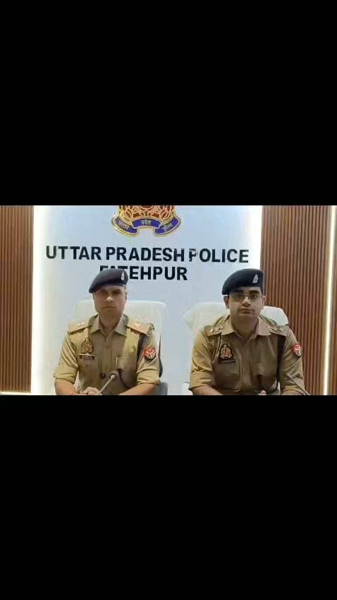 फतेहपुर में शराब ठेके पर खूनी खेल: लाइसेंसी रिवॉल्वर से मनीष तिवारी की हत्या, ₹25-25 हजार के इनामी दोनों भाई गिरफ्तार
असनी गांव का शराब ठेका बना था दहशत का अड्डा! ग्रामीणों का आरोप—बंधक बनाकर मारपीट, शिकायतों पर नहीं हुई कार्रवाई
पुलिस जांच में नए खुलासे, हथियार छिपाने और आरोपियों को शरण देने वालों पर भी शिकंजा
फतेहपुर। हुसैनगंज थाना क्षेत्र के असनी गांव में शराब ठेके के बाहर मनीष तिवारी उर्फ मनीष पंडा की गोली मारकर हत्या के मामले में पुलिस ने बड़ी कार्रवाई करते हुए दोनों मुख्य आरोपियों अमन सिंह उर्फ अखिलेन्द्र विक्रम सिंह और इन्द्रेश विक्रम सिंह उर्फ मनू सिंह को गिरफ्तार कर लिया है। पुलिस के अनुसार घटना में प्रयुक्त वाहन बरामद कर लिया गया है, जबकि लाइसेंसी रिवॉल्वर की बरामदगी और अन्य आरोपियों की गिरफ्तारी के प्रयास जारी हैं। इस बीच ग्रामीणों ने शराब ठेके को वर्षों से दहशत और दबंगई का केंद्र बताते हुए कई गंभीर आरोप लगाए हैं।
अपर पुलिस अधीक्षक ज्ञान प्रकाश राय ने बताया कि 29 अगस्त 2026 की रात लगभग 10:30 बजे असनी गांव स्थित देशी शराब ठेके पर दो पक्षों के बीच विवाद हुआ। विवाद की शुरुआत ठेके के सेल्समैन गोवर्धन निषाद के बेटों और वैभव तिवारी के बीच कहासुनी से हुई। सूचना मिलने पर अमन सिंह और मनू सिंह मौके पर पहुंचे। आरोप है कि विवाद के दौरान मनू सिंह ने अपनी मां संगीता देवी के नाम से लाइसेंसी रिवॉल्वर से फायरिंग की, जिससे मनीष तिवारी के सीने में गोली लगी। उपचार के दौरान उनकी मृत्यु हो गई।
पुलिस के अनुसार घटना के बाद दोनों आरोपी वाहन से फरार हो गए थे। पुलिस अधीक्षक अभिमन्यु मांगलिक ने दोनों पर ₹25-25 हजार का इनाम घोषित किया था। विशेष टीमों ने लगातार दबिश देकर दोनों आरोपियों को लखनऊ से गिरफ्तार किया। पूछताछ में आरोपियों ने घटना के बाद हथियार पंकज पांडेय को देने तथा बाद में उसे आशुतोष तिवारी तक पहुंचाने की जानकारी दी। पुलिस का कहना है कि इस पूरे नेटवर्क की जांच जारी है और जिन लोगों ने आरोपियों को शरण दी या फरार होने में मदद की, उनके विरुद्ध भी वैधानिक कार्रवाई की जाएगी।
जांच के दौरान पुलिस के सामने ग्रामीणों के कई गंभीर आरोप भी आए हैं। ग्रामीणों का कहना है कि संबंधित शराब ठेका लंबे समय से दबंगई का केंद्र बना हुआ था। आरोप है कि पिछले कुछ वर्षों में गांव के 20 से अधिक लोगों को ठेके के भीतर बंधक बनाकर मारपीट की गई। कई लोगों ने भय के कारण शिकायत नहीं की, जबकि कुछ लोगों का आरोप है कि शिकायत करने के बावजूद प्रभावी कार्रवाई नहीं हुई।
गांव के एक युवक बच्चा सोनी ने आरोप लगाया कि अप्रैल 2026 में उसे जबरन ठेके के अंदर ले जाकर रातभर पीटा गया और हथियार दिखाकर धमकाया गया था। उसने पुलिस में शिकायत करने की बात भी कही, लेकिन आरोप है कि मामले में सीमित कार्रवाई हुई। इन आरोपों की स्वतंत्र पुष्टि अभी पुलिस द्वारा नहीं की गई है और विवेचना जारी है।
ग्रामीणों ने यह भी आरोप लगाया कि क्षेत्र में कुछ प्रभावशाली लोगों के संरक्षण के कारण आरोपी लंबे समय तक मनमानी करते रहे। हालांकि पुलिस ने किसी भी राजनीतिक संरक्षण की आधिकारिक पुष्टि नहीं की है। पुलिस अधीक्षक पहले ही स्पष्ट कर चुके हैं कि आरोपियों को संरक्षण देने, छिपाने या सहयोग करने वाले किसी भी व्यक्ति के खिलाफ कानून के अनुसार कार्रवाई की जाएगी।
अपर पुलिस अधीक्षक ज्ञान प्रकाश राय ने बताया कि विवेचना के दौरान ट्रस्ट की भूमि, गांव में पूर्व से चले आ रहे विवाद और घटना की पृष्ठभूमि से जुड़े सभी पहलुओं की भी जांच की जा रही है। पुलिस केवल उपलब्ध साक्ष्यों, इलेक्ट्रॉनिक साक्ष्यों और गवाहों के बयान के आधार पर आगे की कार्रवाई कर रही है।
पुलिस का कहना है कि घटना में प्रयुक्त लाइसेंसी रिवॉल्वर की बरामदगी, फरारी के दौरान आरोपियों की गतिविधियों तथा सहयोगियों की भूमिका की जांच अभी जारी है। जांच में सामने आने वाले तथ्यों के आधार पर अन्य धाराएं भी बढ़ाई जा सकती हैं।
🟥 एनडी न्यूज़ आमजन से अपील करता है कि किसी भी प्रकार की दबंगई, अवैध गतिविधि या हिंसक घटनाओं की जानकारी तत्काल पुलिस और प्रशासन को दें। यदि किसी क्षेत्र में लगातार कानून-व्यवस्था संबंधी शिकायतें हों तो उन्हें लिखित रूप में संबंधित अधिकारियों तक अवश्य पहुंचाएं। प्रशासन से अपेक्षा है कि इस मामले की निष्पक्ष, पारदर्शी और समयबद्ध जांच सुनिश्चित कर दोषियों तथा उन्हें संरक्षण देने वाले सभी व्यक्तियों के विरुद्ध कठोर कानूनी कार्रवाई की जाए।
जनहित सुझाव
किसी भी विवाद को हिंसा का रूप न लेने दें।
लाइसेंसी हथियारों का दुरुपयोग गंभीर अपराध है, इसकी सूचना तुरंत पुलिस को दें।
अपराधियों के दबाव या भय में शिकायत दर्ज कराने से पीछे न हटें।
किसी भी फरार आरोपी को शरण देना भी कानूनन अपराध है।
पुलिस जांच में सहयोग करें और सोशल मीडिया पर अपुष्ट सूचनाएं साझा करने से बचें।
👇👇
#NDNEWS #दैनिकनिष्पक्षधारा #Fatehpur #Asni #Hussainganj #ManishTiwari #MurderCase #UPPolice #FatehpurPolice #CrimeNews #BreakingNews #AbhimanyuManglik #GyanPrakashRai #LawAndOrder
👇👇
@dgpup
@RSSorg
@UPGovt
@wpl1090
@RSSgeet
@Uppolice
@MIB_India
@PMOIndia
@HMOIndia
@abmanglik
@VHPDigital
@igrangealld
@myogioffice
@InfoDeptUP
@dmfatehpur
@sdmsadarftp
@CMOfficeUP
@CMOUP_RC
@UPPRD1948
@ChiefSecyUP
@ChiefSecyUP
@MahantYogiG
@FatehpurSdm
@fatehpurpolice
@BajrangDalOrg
@rashtrapatibhvn
@UPMahilaKalyan
@112UttarPradesh
@myogiadityanath
@CommissionerPrg
@ADGZonPrayagraj
👇👇👇
🟥 ND NEWS | दैनिक निष्पक्ष धारा
मुख्य संपादक / संस्थापक: राजन सिंह हाड़ा
सह-संपादक: शालिनी सिंह भदौरिया
✒️ रिपोर्ट: सहयोगी शिवा गुप्ता के साथ जिला ब्यूरो अजय श्रीवास्तव
📍 कार्यालय-3: U158, हीरा स्वीट्स के पास, विकास मार्ग, लक्ष्मी नगर, पूर्वी दिल्ली – 110092 (NCR)
📍 कार्यालय-2: विधानसभा रोड, बर्लिंगटन चौराहा, लखनऊ – 226001 (UP)
📍 कार्यालय-1: 1/1 अटल बिहारी चौराहा, नियर बर्मा चौराहा, फतेहपुर – 212601 (UP)
📅 दिनांक: 31 अगस्त 2026
📆 दिन: सोमवार
📧 Email: ndnewschannel@gmail.com
📞 मोबाइल: 096961 19696