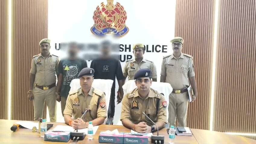फतेहपुर में शराब ठेके पर खूनी खेल: लाइसेंसी रिवॉल्वर से मनीष तिवारी की हत्या, ₹25-25 हजार के इनामी दोनों भाई गिरफ्तार
असनी गांव का शराब ठेका बना था दहशत का अड्डा! ग्रामीणों का आरोप—बंधक बनाकर मारपीट, शिकायतों पर नहीं हुई कार्रवाई
पुलिस जांच में नए खुलासे, हथियार छिपाने और आरोपियों को शरण देने वालों पर भी शिकंजा
फतेहपुर। हुसैनगंज थाना क्षेत्र के असनी गांव में शराब ठेके के बाहर मनीष तिवारी उर्फ मनीष पंडा की गोली मारकर हत्या के मामले में पुलिस ने बड़ी कार्रवाई करते हुए दोनों मुख्य आरोपियों अमन सिंह उर्फ अखिलेन्द्र विक्रम सिंह और इन्द्रेश विक्रम सिंह उर्फ मनू सिंह को गिरफ्तार कर लिया है। पुलिस के अनुसार घटना में प्रयुक्त वाहन बरामद कर लिया गया है, जबकि लाइसेंसी रिवॉल्वर की बरामदगी और अन्य आरोपियों की गिरफ्तारी के प्रयास जारी हैं। इस बीच ग्रामीणों ने शराब ठेके को वर्षों से दहशत और दबंगई का केंद्र बताते हुए कई गंभीर आरोप लगाए हैं।
अपर पुलिस अधीक्षक ज्ञान प्रकाश राय ने बताया कि 29 अगस्त 2026 की रात लगभग 10:30 बजे असनी गांव स्थित देशी शराब ठेके पर दो पक्षों के बीच विवाद हुआ। विवाद की शुरुआत ठेके के सेल्समैन गोवर्धन निषाद के बेटों और वैभव तिवारी के बीच कहासुनी से हुई। सूचना मिलने पर अमन सिंह और मनू सिंह मौके पर पहुंचे। आरोप है कि विवाद के दौरान मनू सिंह ने अपनी मां संगीता देवी के नाम से लाइसेंसी रिवॉल्वर से फायरिंग की, जिससे मनीष तिवारी के सीने में गोली लगी। उपचार के दौरान उनकी मृत्यु हो गई।
पुलिस के अनुसार घटना के बाद दोनों आरोपी वाहन से फरार हो गए थे। पुलिस अधीक्षक अभिमन्यु मांगलिक ने दोनों पर ₹25-25 हजार का इनाम घोषित किया था। विशेष टीमों ने लगातार दबिश देकर दोनों आरोपियों को लखनऊ से गिरफ्तार किया। पूछताछ में आरोपियों ने घटना के बाद हथियार पंकज पांडेय को देने तथा बाद में उसे आशुतोष तिवारी तक पहुंचाने की जानकारी दी। पुलिस का कहना है कि इस पूरे नेटवर्क की जांच जारी है और जिन लोगों ने आरोपियों को शरण दी या फरार होने में मदद की, उनके विरुद्ध भी वैधानिक कार्रवाई की जाएगी।
जांच के दौरान पुलिस के सामने ग्रामीणों के कई गंभीर आरोप भी आए हैं। ग्रामीणों का कहना है कि संबंधित शराब ठेका लंबे समय से दबंगई का केंद्र बना हुआ था। आरोप है कि पिछले कुछ वर्षों में गांव के 20 से अधिक लोगों को ठेके के भीतर बंधक बनाकर मारपीट की गई। कई लोगों ने भय के कारण शिकायत नहीं की, जबकि कुछ लोगों का आरोप है कि शिकायत करने के बावजूद प्रभावी कार्रवाई नहीं हुई।
गांव के एक युवक बच्चा सोनी ने आरोप लगाया कि अप्रैल 2026 में उसे जबरन ठेके के अंदर ले जाकर रातभर पीटा गया और हथियार दिखाकर धमकाया गया था। उसने पुलिस में शिकायत करने की बात भी कही, लेकिन आरोप है कि मामले में सीमित कार्रवाई हुई। इन आरोपों की स्वतंत्र पुष्टि अभी पुलिस द्वारा नहीं की गई है और विवेचना जारी है।
ग्रामीणों ने यह भी आरोप लगाया कि क्षेत्र में कुछ प्रभावशाली लोगों के संरक्षण के कारण आरोपी लंबे समय तक मनमानी करते रहे। हालांकि पुलिस ने किसी भी राजनीतिक संरक्षण की आधिकारिक पुष्टि नहीं की है। पुलिस अधीक्षक पहले ही स्पष्ट कर चुके हैं कि आरोपियों को संरक्षण देने, छिपाने या सहयोग करने वाले किसी भी व्यक्ति के खिलाफ कानून के अनुसार कार्रवाई की जाएगी।
अपर पुलिस अधीक्षक ज्ञान प्रकाश राय ने बताया कि विवेचना के दौरान ट्रस्ट की भूमि, गांव में पूर्व से चले आ रहे विवाद और घटना की पृष्ठभूमि से जुड़े सभी पहलुओं की भी जांच की जा रही है। पुलिस केवल उपलब्ध साक्ष्यों, इलेक्ट्रॉनिक साक्ष्यों और गवाहों के बयान के आधार पर आगे की कार्रवाई कर रही है।
पुलिस का कहना है कि घटना में प्रयुक्त लाइसेंसी रिवॉल्वर की बरामदगी, फरारी के दौरान आरोपियों की गतिविधियों तथा सहयोगियों की भूमिका की जांच अभी जारी है। जांच में सामने आने वाले तथ्यों के आधार पर अन्य धाराएं भी बढ़ाई जा सकती हैं।
🟥 एनडी न्यूज़ आमजन से अपील करता है कि किसी भी प्रकार की दबंगई, अवैध गतिविधि या हिंसक घटनाओं की जानकारी तत्काल पुलिस और प्रशासन को दें। यदि किसी क्षेत्र में लगातार कानून-व्यवस्था संबंधी शिकायतें हों तो उन्हें लिखित रूप में संबंधित अधिकारियों तक अवश्य पहुंचाएं। प्रशासन से अपेक्षा है कि इस मामले की निष्पक्ष, पारदर्शी और समयबद्ध जांच सुनिश्चित कर दोषियों तथा उन्हें संरक्षण देने वाले सभी व्यक्तियों के विरुद्ध कठोर कानूनी कार्रवाई की जाए।
जनहित सुझाव
किसी भी विवाद को हिंसा का रूप न लेने दें।
लाइसेंसी हथियारों का दुरुपयोग गंभीर अपराध है, इसकी सूचना तुरंत पुलिस को दें।
अपराधियों के दबाव या भय में शिकायत दर्ज कराने से पीछे न हटें।
किसी भी फरार आरोपी को शरण देना भी कानूनन अपराध है।
पुलिस जांच में सहयोग करें और सोशल मीडिया पर अपुष्ट सूचनाएं साझा करने से बचें।
👇👇
#NDNEWS #दैनिकनिष्पक्षधारा #Fatehpur #Asni #Hussainganj #ManishTiwari #MurderCase #UPPolice #FatehpurPolice #CrimeNews #BreakingNews #AbhimanyuManglik #GyanPrakashRai #LawAndOrder
👇👇
@dgpup
@RSSorg
@UPGovt
@wpl1090
@RSSgeet
@Uppolice
@MIB_India
@PMOIndia
@HMOIndia
@abmanglik
@VHPDigital
@igrangealld
@myogioffice
@InfoDeptUP
@dmfatehpur
@sdmsadarftp
@CMOfficeUP
@CMOUP_RC
@UPPRD1948
@ChiefSecyUP
@ChiefSecyUP
@MahantYogiG
@FatehpurSdm
@fatehpurpolice
@BajrangDalOrg
@rashtrapatibhvn
@UPMahilaKalyan
@112UttarPradesh
@myogiadityanath
@CommissionerPrg
@ADGZonPrayagraj
👇👇👇
🟥 ND NEWS | दैनिक निष्पक्ष धारा
मुख्य संपादक / संस्थापक: राजन सिंह हाड़ा
सह-संपादक: शालिनी सिंह भदौरिया
✒️ रिपोर्ट: सहयोगी शिवा गुप्ता के साथ जिला ब्यूरो अजय श्रीवास्तव
📍 कार्यालय-3: U158, हीरा स्वीट्स के पास, विकास मार्ग, लक्ष्मी नगर, पूर्वी दिल्ली – 110092 (NCR)
📍 कार्यालय-2: विधानसभा रोड, बर्लिंगटन चौराहा, लखनऊ – 226001 (UP)
📍 कार्यालय-1: 1/1 अटल बिहारी चौराहा, नियर बर्मा चौराहा, फतेहपुर – 212601 (UP)
📅 दिनांक: 31 अगस्त 2026
📆 दिन: सोमवार
📧 Email: ndnewschannel@gmail.com
📞 मोबाइल: 096961 19696