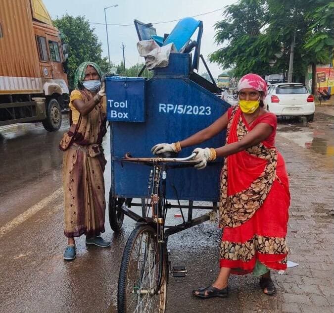 स्वच्छ भारत मिशन ग्रामीण से बिरकोना में स्वच्छता बनी रोजगार का जरिया, स्व-सहायता समूह की महिलाओं ने कचरा संग्रहण की जिम्मेदारी संभाली।
नियमित कचरा संग्रहण से गांव की तस्वीर बदली, स्वच्छ वातावरण के साथ महिलाओं को मिला सम्मानजनक आजीविका का अवसर।