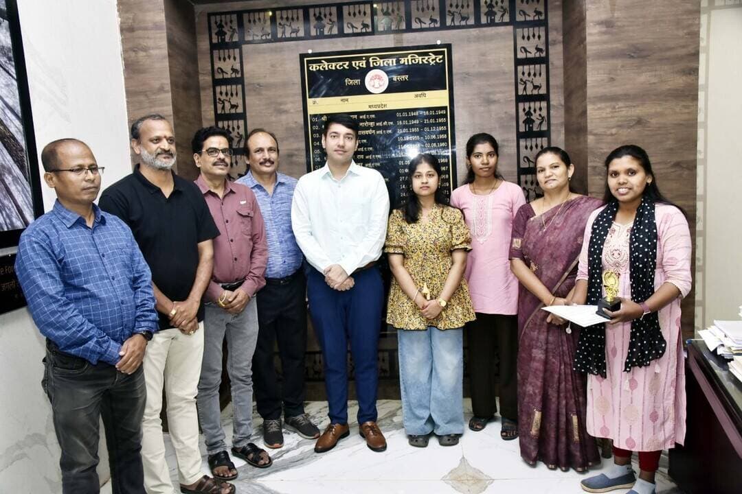 बस्तर के ज्ञानगुड़ी से निकले चार हीरे!
NEET के पहले ही काउंसलिंग राउंड में 4 विद्यार्थियों ने शासकीय मेडिकल कॉलेजों में MBBS सीट हासिल की।
📚 ज्ञानगुड़ी के 90 में से 50 विद्यार्थियों ने NEET उत्तीर्ण किया।
कलेक्टर श्री आकाश छिकारा ने सफल छात्रों को टैबलेट भेंट कर उनका उत्साह बढ़ाया।
बस्तर की प्रतिभा. बस्तर का गौरव। 🇮🇳
#Gyangudi #NEET2026 #Bastar