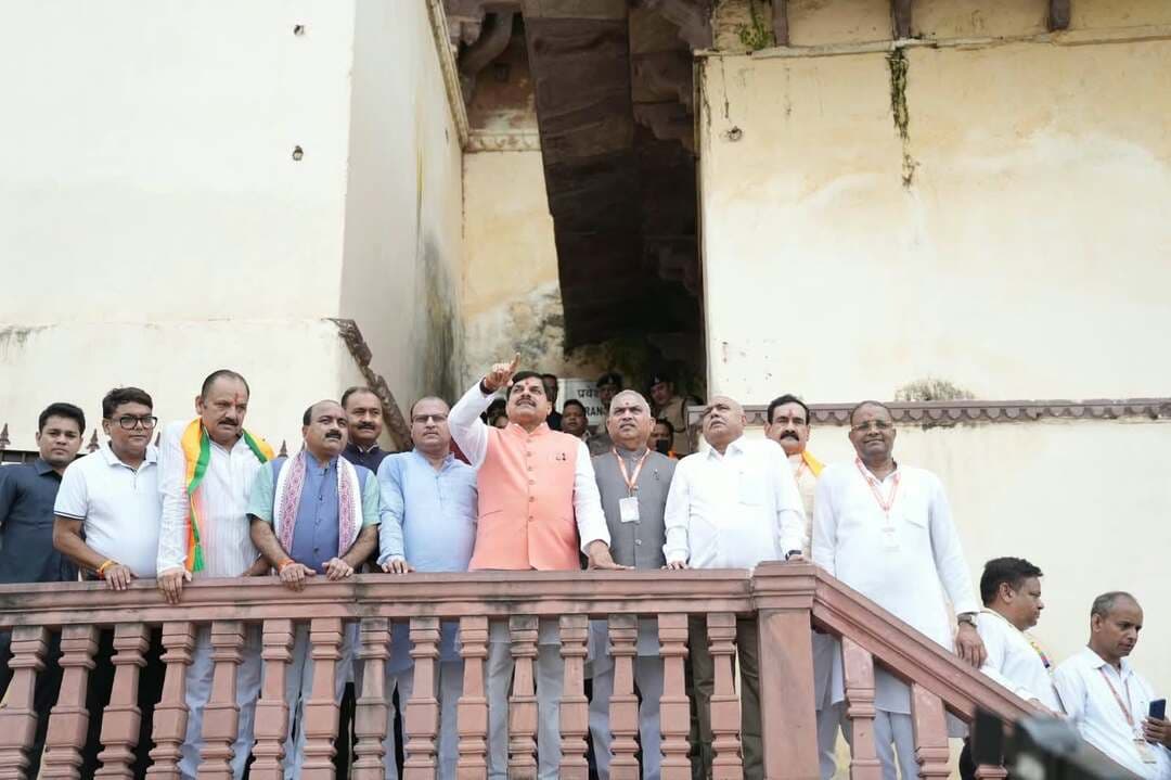 धार्मिक एवं सांस्कृतिक विरासत को संरक्षित कर आने वाली पीढ़ियों को अवगत कराना हमारी प्राथमिकता है : मुख्यमंत्री डॉ. यादव
ओरछा को पर्यटन के अद्भुत केन्द्र के रूप में किया जा रहा है विकसित
भव्य रामराजा लोक से निखरेगी बुंदेलखंड की पहचान, स्थानीय अर्थव्यवस्था और रोजगार को मिलेगा बढ़ावा
मध्यप्रदेश के प्रमुख धार्मिक एवं ऐतिहासिक स्थलों को आपस में जोड़ने की योजना
भोपाल। मुख्यमंत्री डॉ. मोहन यादव ने कहा है कि ओरछा को पर्यटन के अद्भुत केंद्र के रूप में विकसित किया जा रहा है। ओरछा का राम राजा मंदिर हमारे गौरवशाली अतीत की ऐतिहासिक और सांस्कृतिक संपदा है। यहां के मंदिर एवं महल तत्कालीन समृद्ध स्थापत्य के प्रत्यक्ष उदाहरण हैं, जो हमें हमारी प्राचीन धरोहर और संस्कृति से जोड़े रखते हैं। ये तत्कालीन उन्नत तकनीक और स्थापत्य के भी अद्भुत उदाहरण हैं, पहले एअर कंडीशनर नहीं होते थे, लेकिन यहां के भवन वातानुकूलित बने है, जो गर्मी में ठंडे और ठंड में गर्मी का एहसास कराते हैं। मुख्यमंत्री डॉ. यादव ने आज ओरछा स्थित ऐतिहासिक एवं आस्था के प्रमुख केन्द्र श्री रामराजा लोक में जारी निर्माण कार्यों का अवलोकन किया। मुख्यमंत्री डॉ. यादव ने निर्माण कार्यों की प्रगति की जानकारी लेते हुए संबंधित अधिकारियों को कार्यों को गुणवत्ता के साथ निर्धारित समय-सीमा में पूर्ण करने के निर्देश दिए। मुख्यमंत्री डॉ. यादव ने निरीक्षण के बाद मीडिया से चर्चा में यह विचार-व्यक्त किए।
मुख्यमंत्री डॉ. यादव ने निर्माणाधीन रामराजा लोक परिसर में विभिन्न प्रतिष्ठानों का निरीक्षण करते हुए प्रतिष्ठान संचालकों से संवाद किया तथा उनकी समस्याओं और सुझावों को सुना। उन्होंने संबंधित अधिकारियों को प्राप्त समस्याओं के निराकरण के लिए आवश्यक कार्रवाई करने के निर्देश दिए। इसके साथ ही मुख्यमंत्री डॉ. यादव ने जुझार सिंह महल में चल रहे निर्माण तथा जीर्णोद्धार कार्यों का निरीक्षण किया। उन्होंने जहांगीर महल का भ्रमण कर यहां की ऐतिहासिक एवं समृद्ध स्थापत्य कला का अवलोकन भी किया।
मुख्यमंत्री डॉ. यादव को निरीक्षण के दौरान आर्किटेक्ट द्वारा मंदिर परिसर स्थित प्राचीन एवं ऐतिहासिक ‘सावन-भादो’ स्तंभों के संरक्षण एवं उनके स्थापत्य महत्व के संबंध में विस्तृत जानकारी दी गई। बताया कि रामराजा लोक की संरचना एवं विकास कार्यों को आकार देते समय मंदिर परिसर की प्राचीन धरोहरों, विशेषकर ‘सावन-भादो’ स्तंभों के मूल स्वरूप एवं ऐतिहासिक महत्व का विशेष ध्यान रखा जा रहा है। बुंदेलखंड की विशिष्ट स्थापत्य कला के प्रतीक इन प्राचीन स्तंभों की संरचना एवं निर्माण शैली अपने समय की उन्नत तकनीक को दर्शाती है। नए निर्माण कार्यों के दौरान इन प्राचीन संरचनाओं को किसी प्रकार की क्षति नही पहुंचे, इसका विशेष ध्यान रखते हुए उनके आसपास के क्षेत्र को व्यवस्थित, सुंदर एवं श्रद्धालुओं के लिए सुगम बनाया जा रहा है।
मुख्यमंत्री डॉ. यादव ने कहा कि हमारे गौरवशाली बुन्देला राजाओं का ओरछा बुंदेलखंड की राजधानी के रूप पहचाना जाता था। यहां के प्राचीन महल और भवन, हमारी समृद्ध विरासत हैं, उसे जीवंत करने के लिए सरकार काम कर रही है। तत्कालीन समय में निर्माण कार्यों में जिस प्रकार की सामग्री लगाई जाती थी, उसी सामग्री से भवनों का जीर्णोद्धार कराया जा रहा है। सरकार का उद्देश्य यह है कि हमारे गौरवशाली अतीत के प्रतीक ये भवन उसी स्वरूप में दिखें जिस स्वरूप में वह वर्षों पहले थे। इसके लिए हमारे अधिकारियों के नेतृत्व और मार्गदर्शन में कुशल कारीगर काम कर रहे हैं।
मुख्यमंत्री डॉ. यादव ने कहा कि श्री महाकाल महालोक के निर्माण के बाद उज्जैन आने वाले श्रद्धालुओं की संख्या में उल्लेखनीय वृद्धि हुई है, उज्जैन की अर्थव्यवस्था में बड़ा बदलाव आया है। इसी तर्ज पर मध्यप्रदेश के प्रमुख तीर्थस्थलों जैसे ओरछा, चित्रकूट, दतिया, नलखेड़ा, पशुपतिनाथ मंदसौर आदि का भी समग्र विकास किया जा रहा है। इससे धार्मिक पर्यटन को प्रोत्साहन मिलेगा और स्थानीय स्तर पर रोजगार के नए अवसर सृजित होंगे। भगवान श्रीराम ने अपने 14 वर्ष के वनवास में, लम्बी अवधि चित्रकूट में व्यतीत की। भगवान श्रीकृष्ण की जहां शिक्षा भी हुई, उज्जैन के सांदीपनि आश्रम सहित भगवान श्रीकृष्ण की जहां-जहां लीलाएं हुईं, उन सब स्थानों को तीर्थ के रूप में विकसित किया जाएगा। हमारी गौरवशाली विरासत को धार्मिक सांस्कृतिक भावनाओं के अनुरूप आने वाली पीढ़ियों से जोड़ने और उन्हें इस अतीत से परिचित कराने के लिए विभिन्न गतिविधियां संचालित हैं, इन्हें संरक्षित करना राज्य सरकार की प्राथमिकता है। ओरछा में भव्य श्री रामराजा लोक का निर्माण किया जा रहा है, जो आने वाले समय में देश-दुनिया के श्रद्धालुओं के लिए प्रमुख तीर्थस्थल बनेगा।