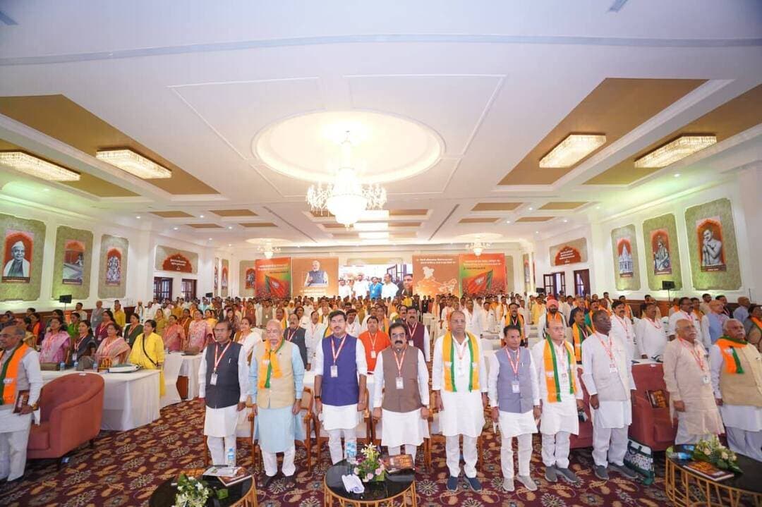 ओरछा में भाजपा प्रदेश कार्यसमिति की बैठक: विकसित भारत के संकल्प से जुड़कर सेवा-सुशासन को जन-जन तक पहुंचाने का आह्वान
राष्ट्रीय सह संगठन महामंत्री शिवप्रकाश ने कहा—जनता की सेवा ही नारायण सेवा, संगठन का विस्तार जनसेवा के भाव से करें
सीएम डॉ. मोहन यादव बोले—कांग्रेस वर्ग संघर्ष बढ़ाने का काम कर रही, भाजपा ने संकल्प पत्र के 70 प्रतिशत वादे पूरे किए
ओरछा। भारतीय जनता पार्टी की दो दिवसीय प्रदेश कार्यसमिति बैठक के दूसरे दिन सोमवार को पार्टी के राष्ट्रीय सह संगठन महामंत्री श्री शिवप्रकाश और मुख्यमंत्री डॉ. मोहन यादव ने विभिन्न सत्रों को संबोधित किया। बैठक में संगठन को और मजबूत करने, सरकार की जनकल्याणकारी योजनाओं को आमजन तक पहुंचाने तथा मध्यप्रदेश को विकास की नई ऊंचाइयों तक ले जाने की रणनीति पर चर्चा हुई।
राष्ट्रीय सह संगठन महामंत्री श्री शिवप्रकाश जी ने कार्यकर्ताओं से प्रधानमंत्री नरेंद्र मोदी के सेवा, सुशासन और गरीब कल्याण की 25 वर्षों की यात्रा को विकसित भारत के संकल्प से जोड़कर आगे बढ़ने का आह्वान किया। उन्होंने कहा कि जनता की सेवा ही नारायण सेवा है और इसी भाव के साथ संगठन को जन-जन तक पहुंचाने का कार्य किया जाना चाहिए।
प्रधानमंत्री की 25 वर्षों की सेवा यात्रा को जनता तक पहुंचाएं
श्री शिवप्रकाश ने कहा कि प्रधानमंत्री नरेंद्र मोदी के सेवा और सुशासन के 25 वर्ष पूर्ण होने के अवसर पर 17 सितंबर से 17 अक्टूबर तक विभिन्न कार्यक्रम आयोजित किए जाएंगे। इन कार्यक्रमों के माध्यम से प्रधानमंत्री की 25 वर्षों की लोकसेवा यात्रा और उनके नेतृत्व में देश में हुए बदलावों की जानकारी जनता तक पहुंचाई जाएगी।
उन्होंने कहा कि संत शिरोमणि रविदास महाराज की 650वीं जयंती के अवसर पर चल रहे ‘समरसता संकल्प’ के कार्यक्रमों को सत्ता और संगठन मिलकर व्यापक स्तर पर आयोजित करें।
उन्होंने कहा कि आज देश के सामने विकसित भारत का लक्ष्य है। जिस तरह स्वतंत्रता प्राप्ति के लिए देश के महापुरुषों ने अपना जीवन समर्पित किया था, उसी प्रकार अब विकसित भारत के निर्माण के लिए बड़े संकल्प के साथ आगे बढ़ने की आवश्यकता है। विकसित भारत का लक्ष्य अब केवल भाजपा या किसी एक सरकार का लक्ष्य नहीं, बल्कि 140 करोड़ देशवासियों का संकल्प बन चुका है।
संकल्प और सिद्धि की यात्रा है प्रधानमंत्री का सार्वजनिक जीवन
राष्ट्रीय सह संगठन महामंत्री ने प्रधानमंत्री नरेंद्र मोदी की सार्वजनिक और राजनीतिक यात्रा का उल्लेख करते हुए कहा कि उनका जीवन लंबे संघर्ष और निरंतर सेवा की यात्रा रहा है। गुजरात के छात्र आंदोलन से शुरू हुई उनकी सार्वजनिक यात्रा वर्ष 2001 में गुजरात के मुख्यमंत्री बनने के बाद नए दायित्वों के साथ आगे बढ़ी।
उन्होंने गुजरात में आए भूकंप के बाद पुनर्निर्माण सहित विभिन्न विकास कार्यों का उल्लेख करते हुए कहा कि कभी भूकंप से तबाह हुआ भुज और कच्छ आज विकास की नई पहचान बन चुका है। उन्होंने सरदार सरोवर बांध जैसी लंबे समय से लंबित परियोजनाओं को पूरा करने तथा सिकल सेल एनीमिया जैसी गंभीर बीमारी के उन्मूलन की दिशा में किए जा रहे प्रयासों का भी उल्लेख किया।
भारत को निराशा के दौर से निकालकर अग्रणी देशों में पहुंचाया
श्री शिवप्रकाश ने कहा कि वर्ष 2012 के आसपास देश में निराशा का वातावरण था, लेकिन प्रधानमंत्री नरेंद्र मोदी के नेतृत्व में देश में नई आशा और आत्मविश्वास का वातावरण बना। उन्होंने कहा कि समाज के उन वर्गों को सम्मान और प्रतिष्ठा दिलाने का कार्य हुआ, जो लंबे समय तक उपेक्षित रहे।
उन्होंने कहा कि आज भारत अनेक क्षेत्रों में विश्व के विकसित देशों के साथ प्रतिस्पर्धा कर रहा है। देश में विश्वस्तरीय अधोसंरचना का विकास हुआ है और आर्थिक गतिविधियों का विस्तार हुआ है। महिलाओं की बैंकिंग और आर्थिक भागीदारी बढ़ने से उनके सशक्तिकरण को भी गति मिली है।
उन्होंने **धारा 370 हटाने और ऑपरेशन सिंदूर** जैसे निर्णयों का उल्लेख करते हुए कहा कि ये देश की दृढ़ इच्छाशक्ति और मजबूत नेतृत्व का प्रमाण हैं। उनके अनुसार आज वैश्विक मंच पर भारत की आवाज को प्रभावी ढंग से सुना जा रहा है।
आत्मनिर्भर भारत से युवाओं को मिले नए अवसर
श्री शिवप्रकाश ने कहा कि प्रधानमंत्री नरेंद्र मोदी ने आने वाली चुनौतियों को ध्यान में रखते हुए आत्मनिर्भर भारत का लक्ष्य सामने रखा। स्टार्टअप के माध्यम से युवाओं को नए अवसर मिले हैं। भारत रक्षा उपकरणों का निर्यात करने वाले देशों में शामिल हो रहा है और भारतीय यूपीआई को कई देशों में अपनाया जा रहा है।
उन्होंने कहा कि ‘वोकल फॉर लोकल’ के माध्यम से स्थानीय उत्पादों, उद्यमियों और स्वावलंबन को प्रोत्साहन मिला है। आत्मनिर्भर भारत का अर्थ केवल आर्थिक आत्मनिर्भरता नहीं, बल्कि भारत की सामर्थ्य और क्षमता को दुनिया के सामने स्थापित करना भी है।
उन्होंने कार्यकर्ताओं से प्रधानमंत्री नरेंद्र मोदी के संगठन के प्रति समर्पण और कार्यकर्ता निर्माण की भावना से सीख लेने का आह्वान किया। उन्होंने कहा कि प्रधानमंत्री बूथ स्तर तक के कार्यकर्ताओं से संवाद करते हैं और कार्यकर्ता को गढ़ने तथा आगे बढ़ाने की उनकी कार्यशैली प्रत्येक कार्यकर्ता के लिए प्रेरणादायी है।
मुख्यमंत्री बोले—कांग्रेस वर्ग संघर्ष बढ़ाने का काम कर रही
मुख्यमंत्री डॉ. मोहन यादव ने अपने संबोधन में कांग्रेस पर निशाना साधते हुए कहा कि कांग्रेस लगातार समाज में वर्ग संघर्ष बढ़ाने का कार्य कर रही है। उन्होंने कहा कि कांग्रेस ने पहले भी तुष्टिकरण की राजनीति की और आज भी सत्ता प्राप्त करने के लिए इसी दिशा में आगे बढ़ रही है। इसके विपरीत भाजपा सामाजिक समरसता और ‘सबका साथ, सबका विकास’ की भावना से काम कर रही है।
मुख्यमंत्री ने कहा कि भाजपा सरकार ने अलग-अलग वर्षों को विशेष प्राथमिकता के साथ समर्पित किया है। वर्ष 2025 को ‘उद्योग वर्ष’ और वर्ष 2026 को ‘किसान कल्याण वर्ष’ के रूप में मनाया जा रहा है। वहीं वर्ष 2027 माता-बहनों के सशक्तिकरण और कल्याण के लिए समर्पित रहेगा।
डॉ. यादव ने कहा कि वर्ष 2023 के विधानसभा चुनाव में भाजपा द्वारा जारी संकल्प पत्र के करीब 70 प्रतिशत वादे पूरे किए जा चुके हैं, जबकि शेष संकल्पों को भी विधानसभा चुनाव से पहले पूरा करने का लक्ष्य सरकार ने रखा है।
लाड़ली बहना योजना से महिला सशक्तिकरण को मिली मजबूती
मुख्यमंत्री ने कहा कि जब भाजपा सरकार ने लाड़ली बहना योजना शुरू करने का संकल्प लिया था, तब कांग्रेस ने इसका मजाक उड़ाया था। आज करीब 1.25 करोड़ बहनों के खातों में लगातार राशि पहुंच रही है और सरकार द्वारा अब तक 55 हजार करोड़ रुपये से अधिक की राशि बहनों के खातों में पहुंचाई जा चुकी है।
उन्होंने कहा कि सरकार महिलाओं को केवल आर्थिक सहायता देने तक सीमित नहीं रखना चाहती, बल्कि उन्हें रोजगार और आत्मनिर्भरता से जोड़ने के लिए भी प्रयास किए जा रहे हैं। रेडीमेड गारमेंट्स जैसे उद्योगों में महिलाओं को रोजगार उपलब्ध कराने के लिए उद्योगों को प्रोत्साहन देने की दिशा में भी सरकार काम कर रही है।
बजट, बिजली, शिक्षा और रोजगार में प्रगति का दावा
मुख्यमंत्री ने प्रदेश के विकास कार्यों का उल्लेख करते हुए कहा कि प्रदेश का बजट अब 4.38 लाख करोड़ रुपये तक पहुंच गया है, जबकि बिजली उत्पादन क्षमता बढ़कर करीब 31 हजार मेगावाट हो गई है।
उन्होंने कहा कि एमबीबीएस की सीटों की संख्या बढ़कर 6250 हो गई है और प्रदेश में 39 मेडिकल कॉलेज संचालित हैं। इन्हें 50 से अधिक करने का लक्ष्य है। सांदीपनि विद्यालय, पीएम एक्सीलेंस कॉलेज, ग्लोबल स्किल पार्क और आईटीआई के माध्यम से युवाओं को रोजगारपरक शिक्षा और कौशल से जोड़ने का कार्य किया जा रहा है।
डॉ. यादव ने कहा कि दो वर्षों में ढाई लाख पदों पर भर्ती का लक्ष्य रखा गया है। पुलिस विभाग में करीब 18 हजार 500 पदों पर भर्ती प्रक्रिया चल रही है, जबकि अलग-अलग क्षेत्रों में करीब 85 हजार पदों पर भर्ती की जा रही है। उन्होंने बताया कि प्रदेश के 86 लाख किसानों को पीएम किसान सम्मान निधि का लाभ मिल रहा है।
केन-बेतवा परियोजना से बदलेगा बुंदेलखंड का भविष्य
मुख्यमंत्री ने वर्ष 2026 को किसान कल्याण वर्ष बताते हुए कहा कि किसानों की आय, सिंचाई, बिजली और कृषि उत्पादन बढ़ाने की दिशा में लगातार निर्णय लिए जा रहे हैं। उनके अनुसार प्रदेश में सिंचाई का क्षेत्रफल बढ़कर करीब 55 लाख हेक्टेयर हो गया है।
उन्होंने केन-बेतवा नदी जोड़ो परियोजना को बुंदेलखंड के लिए ऐतिहासिक सौगात बताते हुए कहा कि इससे सिंचाई, पेयजल, उद्योग और बिजली के क्षेत्र में बड़े बदलाव आएंगे। उन्होंने कहा कि परियोजना से बुंदेलखंड के विकास और कृषि उत्पादन को नई गति मिलेगी तथा क्षेत्र से पलायन की समस्या को कम करने में भी मदद मिलेगी।
पर्यटन और अधोसंरचना पर भी जोर
डॉ. यादव ने कहा कि मध्यप्रदेश शिक्षा, स्वास्थ्य, पर्यटन, सड़क, विमानन और शहरी अधोसंरचना के क्षेत्र में तेजी से आगे बढ़ रहा है। दतिया, सतना और रीवा में नए एयरपोर्ट शुरू होने, पर्यटन निगम के लाभ की स्थिति में आने तथा होमस्टे योजना के माध्यम से स्थानीय रोजगार बढ़ने का उन्होंने उल्लेख किया।
उन्होंने कहा कि भोपाल, इंदौर और उज्जैन को मेट्रोपॉलिटन क्षेत्र के रूप में विकसित करने के साथ जबलपुर और ग्वालियर को भी इससे जोड़ने की दिशा में काम किया जा रहा है। जल गंगा संवर्धन अभियान के तहत 3.62 लाख से अधिक जल संरचनाओं पर कार्य किए जाने की जानकारी भी उन्होंने दी।
17 सितंबर से 17 अक्टूबर तक चलेगा ‘सेवा संकल्प अभियान’
बैठक के दौरान ‘सेवा संकल्प अभियान’ को लेकर कार्यशाला भी आयोजित की गई। मुख्यमंत्री ने कहा कि प्रधानमंत्री नरेंद्र मोदी के नेतृत्व में केंद्र सरकार द्वारा किए जा रहे सेवा, सुशासन और जनकल्याण के कार्यों को जन-जन तक पहुंचाने के उद्देश्य से **17 सितंबर से 17 अक्टूबर** तक यह अभियान चलाया जाएगा।
भाजपा की राष्ट्रीय मंत्री एवं सांसद **कविता पाटीदार** तथा प्रदेश महामंत्री राहुल कोठारी ने पीपीटी के माध्यम से अभियान के अंतर्गत आयोजित होने वाले कार्यक्रमों और गतिविधियों की विस्तृत रूपरेखा प्रस्तुत की।
बैठक में भाजपा प्रदेश अध्यक्ष एवं विधायक हेमंत खण्डेलवाल, क्षेत्रीय संगठन महामंत्री अजय जामवाल, प्रदेश प्रभारी डॉ. महेंद्र सिंह, प्रदेश सह प्रभारी सतीश उपाध्याय, राष्ट्रीय उपाध्यक्ष लाल सिंह आर्य, केंद्रीय मंत्री वीरेन्द्र कुमार, दुर्गादास उइके, उपमुख्यमंत्री जगदीश देवड़ा, राजेंद्र शुक्ल, राष्ट्रीय मंत्री एवं सांसद कविता पाटीदार तथा संसदीय बोर्ड के सदस्य सत्यनारायण जटिया सहित पार्टी के वरिष्ठ पदाधिकारी उपस्थित रहे।
कार्यसमिति की बैठक का आभार भाजपा प्रदेश अध्यक्ष एवं विधायक हेमंत खण्डेलवाल ने व्यक्त किया।