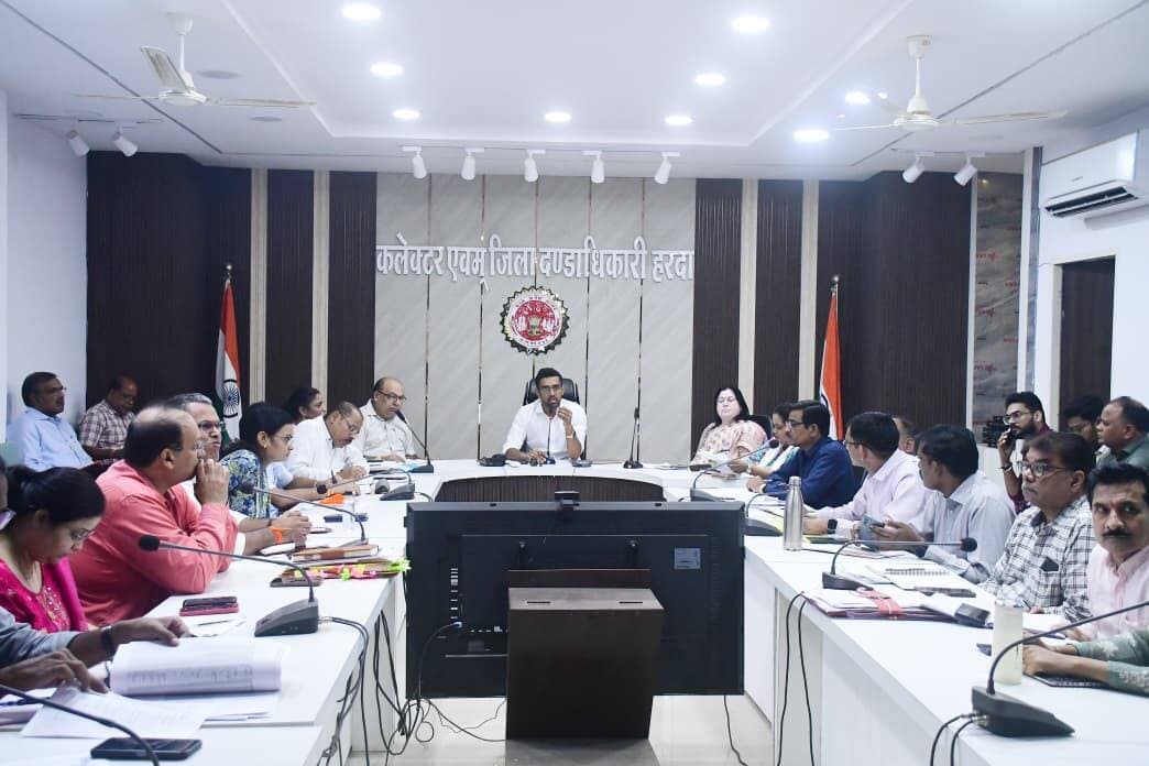 दुकानों के आगे सामान रख अतिक्रमण करने वालों पर होगी कार्रवाई
हरदा नगरीय क्षेत्र में दिनवार रोस्टर बनाकर चलेगी अतिक्रमण हटाने की मुहिम
हरदा - कलेक्टर सिद्धार्थ जैन ने समयावधि अंकित पत्रों की समीक्षा बैठक में अधिकारियों को जिले में अतिक्रमण, बिजली बिलों की बकाया राशि तथा सीएम हेल्पलाइन की शिकायतों के निराकरण के संबंध में आवश्यक निर्देश दिए। बैठक में वनमंडलाधिकारी श्रीमती ज्योति मुड़िया, अपर कलेक्टर पुरुषोत्तम कुमार, सुश्री अनुपमा चौहान सहित विभिन्न विभागों के अधिकारी मौजूद थे।
कलेक्टर श्री जैन ने निर्देश दिए कि हरदा नगरीय क्षेत्र में दुकानदारों द्वारा दुकानों के सामने सामान रखकर किए जा रहे अतिक्रमण को हटाने के लिए दिनवार रोस्टर तैयार कर नियमित रूप से अतिक्रमण हटाने की कार्रवाई की जाए। उन्होंने कहा कि दुकानों के सामने सड़क एवं सार्वजनिक स्थान पर सामान रखकर आवागमन बाधित करने वालों के विरुद्ध नियमानुसार कार्रवाई सुनिश्चित की जाए। अतिक्रमण हटाने की कार्रवाई निरंतर जारी रहे, ताकि सार्वजनिक मार्गों पर सुगम आवागमन बना रहे।
बैठक में कलेक्टर श्री जैन ने सीएम हेल्पलाइन में दर्ज शिकायतों की विभागवार समीक्षा की। उन्होंने अधिकारियों को निर्देश दिए कि शिकायतों का निर्धारित समय-सीमा में संतुष्टिपूर्ण निराकरण सुनिश्चित करें। शिकायतों के निराकरण में किसी भी स्तर पर अनावश्यक देरी न हो तथा शिकायतकर्ता को संतुष्ट करने के लिए आवश्यक कार्रवाई की जाए। उन्होंने लंबित शिकायतों की नियमित निगरानी कर प्राथमिकता से निराकरण करने के निर्देश भी दिए।
कलेक्टर ने समयावधि के प्रकरणों की समीक्षा करते हुए सभी विभागों को निर्देशित किया कि शासन स्तर से प्राप्त पत्रों एवं निर्देशों का समय-सीमा में पालन सुनिश्चित करें तथा कार्रवाई की जानकारी समय पर उपलब्ध कराएं। बैठक में राजस्व विभाग के कार्यों एवं ग्रामीण विकास योजनाओं की प्रगति की भी समीक्षा की गई। कलेक्टर श्री जैन ने संबंधित अधिकारियों से योजनाओं की प्रगति की जानकारी लेते हुए निर्धारित लक्ष्यों को समय-सीमा में पूरा करने तथा शासन की जनकल्याणकारी योजनाओं का लाभ पात्र हितग्राहियों तक पहुंचाने के निर्देश दिए।